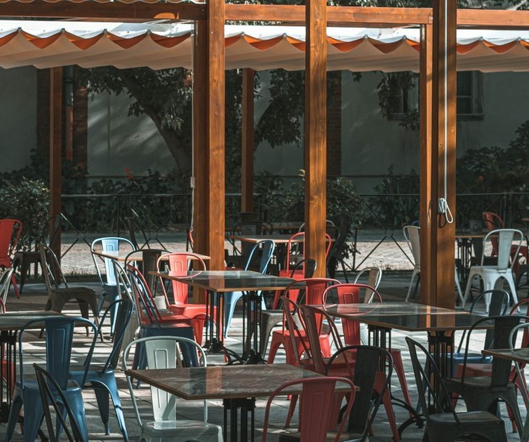 Ayuntamiento y hosteleros de Arrasate firman un acuerdo para elaborar la Ordenanza de Terrazas y trabajar de forma colaborativa