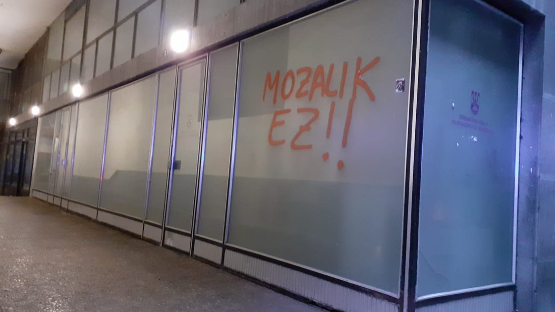 pintadas y cerraduras con pegamento y alambres — Ayuntamiento de Mondragón