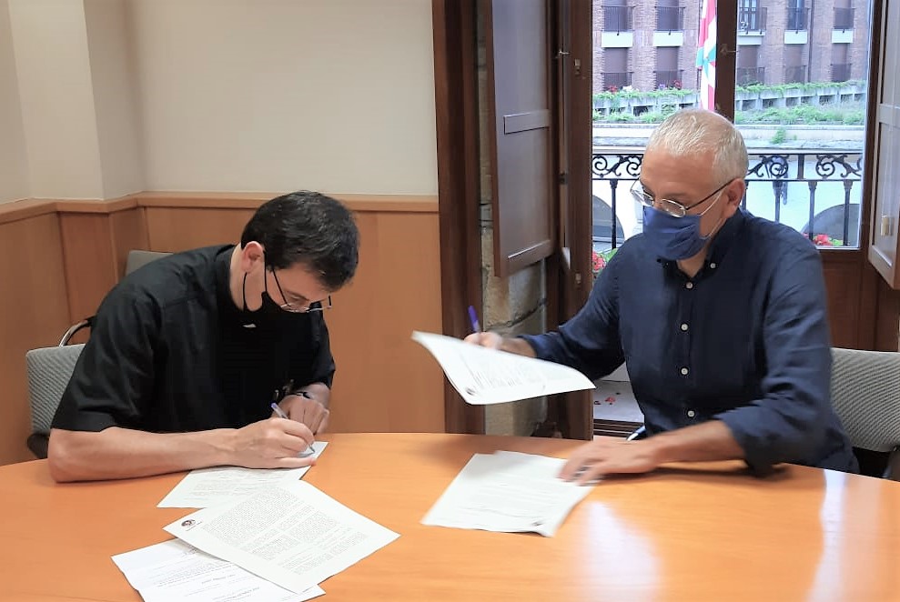El Ayuntamiento de Zumaia y la Parroquia de San Pedro firman un convenio para el uso del cine Aita Mari durante otros 30 años — Zumaia