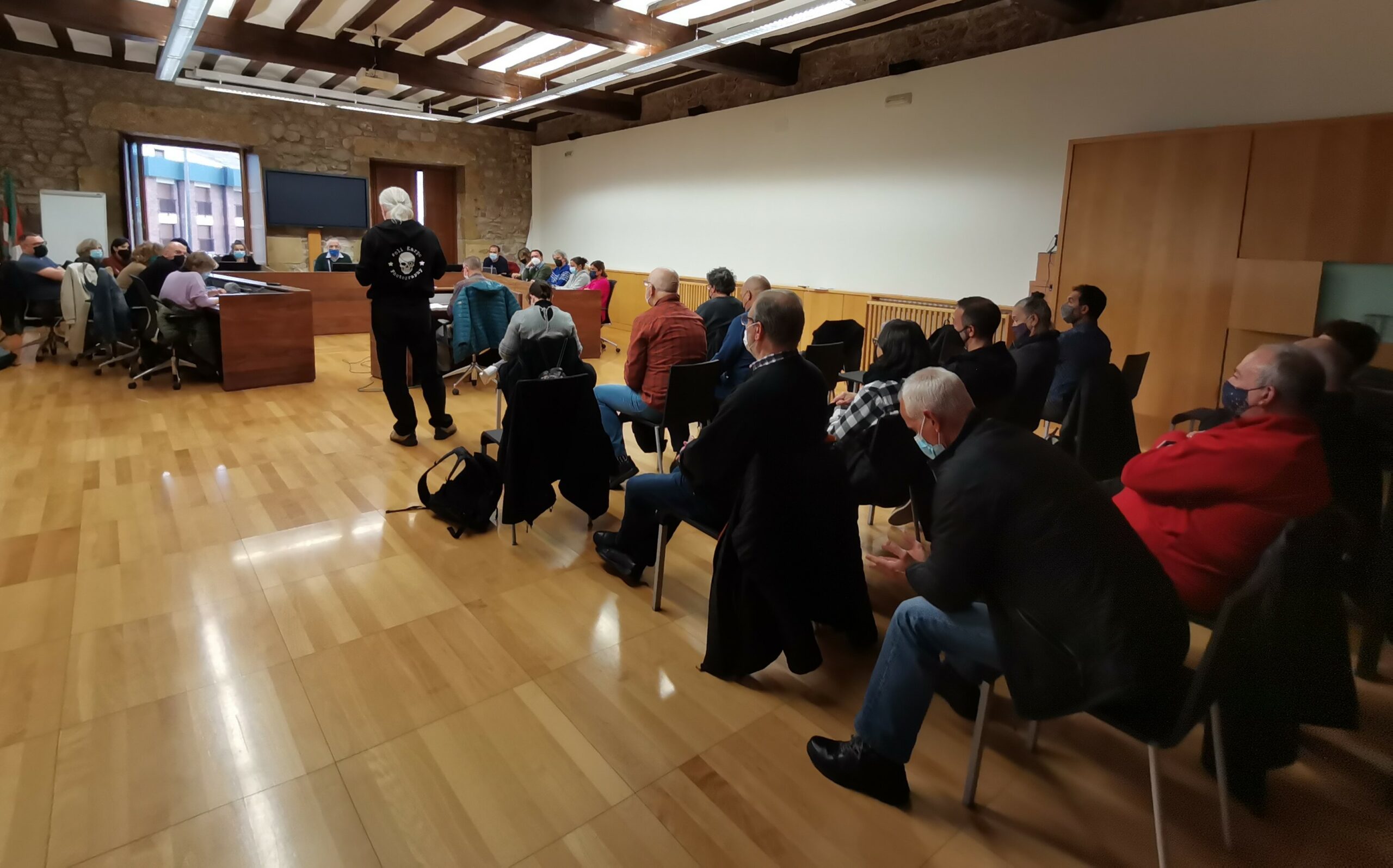 El pleno aprueba una moción presentada por el Movimiento de Pensionistas sobre los bancos — Zumaia
