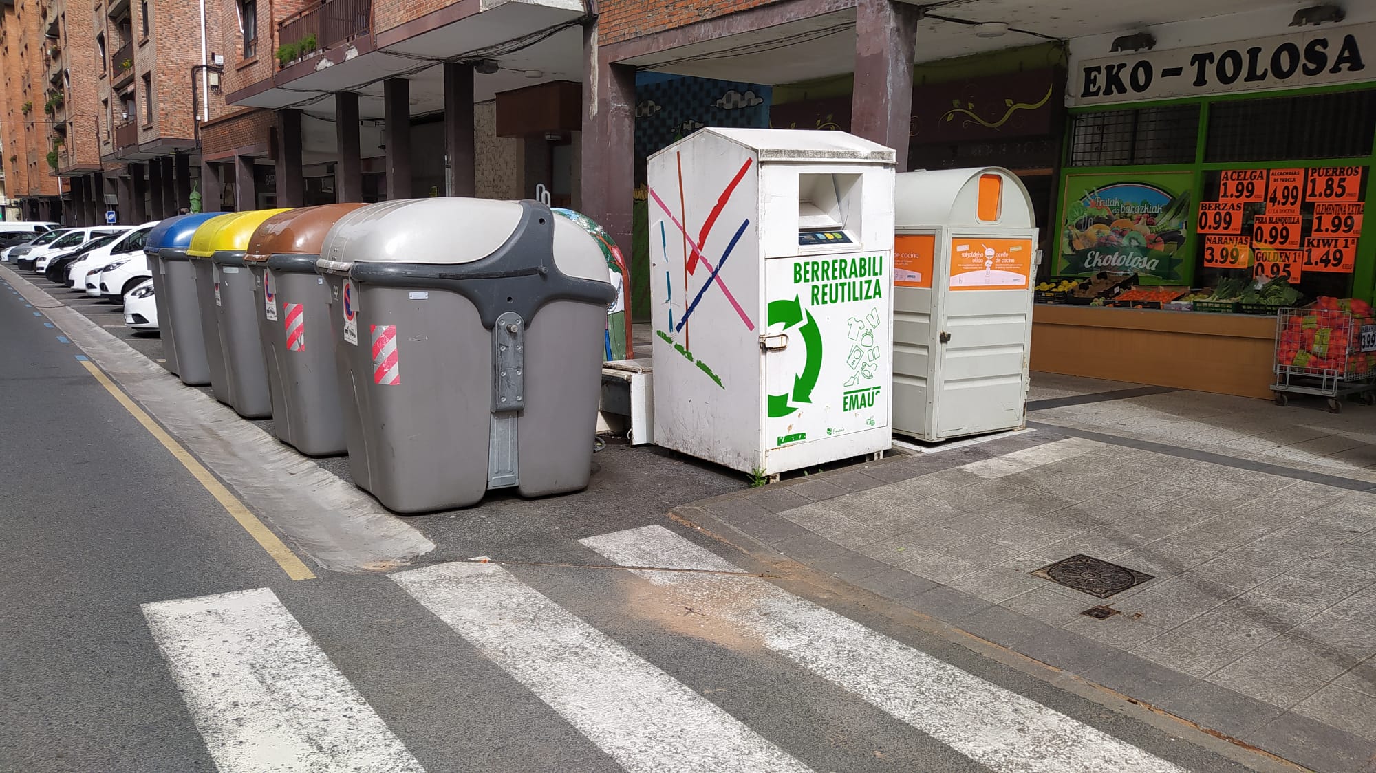 Trasladarán los contenedores de ropa y aceite de la calle Euskal Herria - Noticias