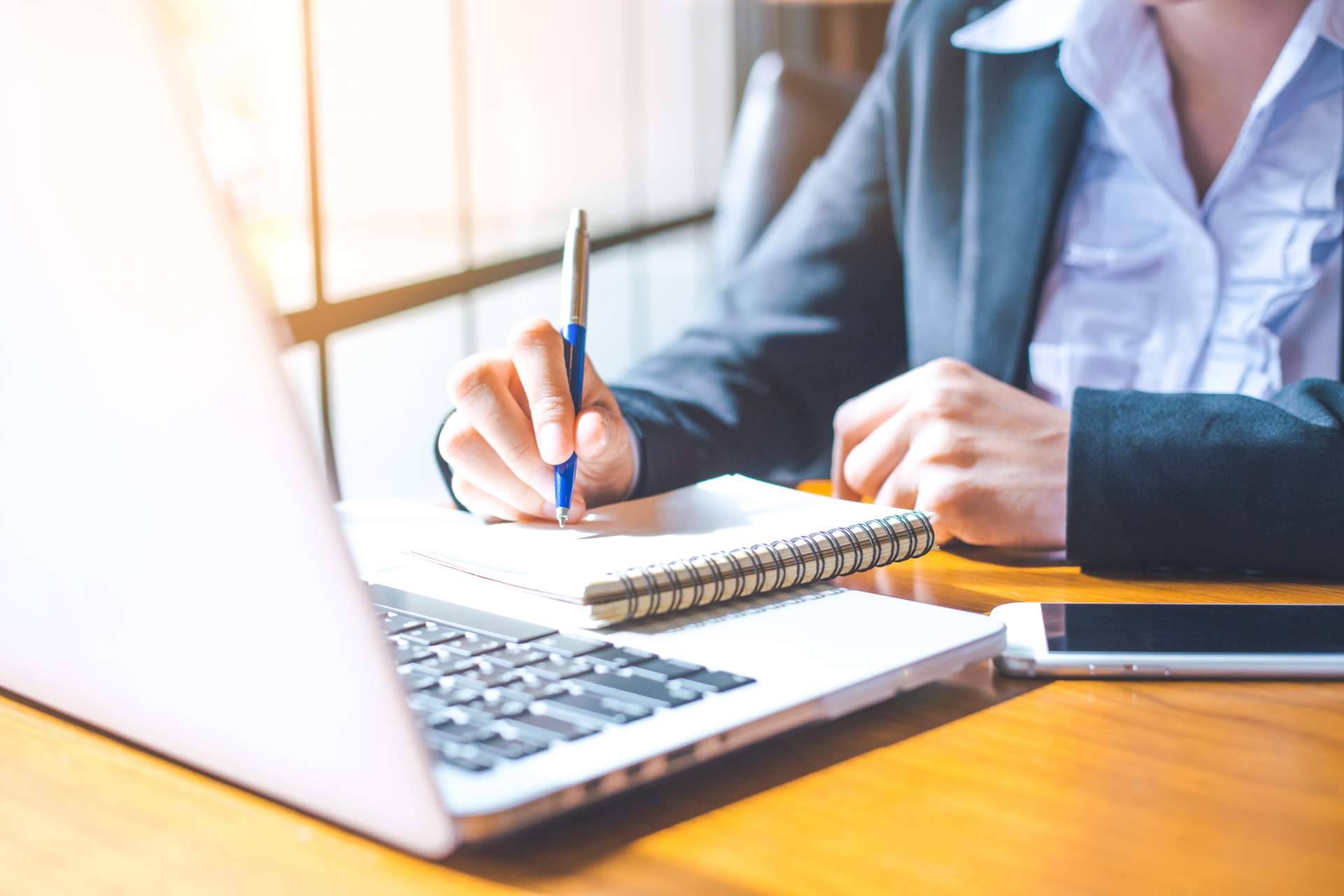 Prácticas con Simuladores PMP® en el curso que imparte Escuela Dirección