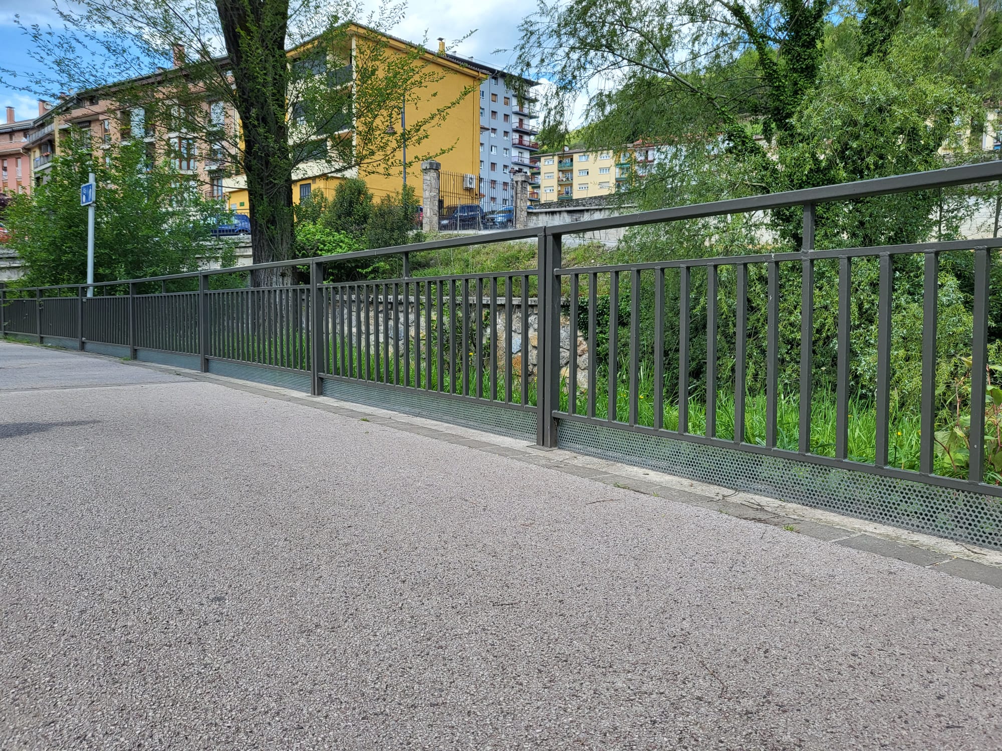 Colocan rejillas de hierro en la calle Emeterio Arrese a partir del puente de Txumitxa - Noticias