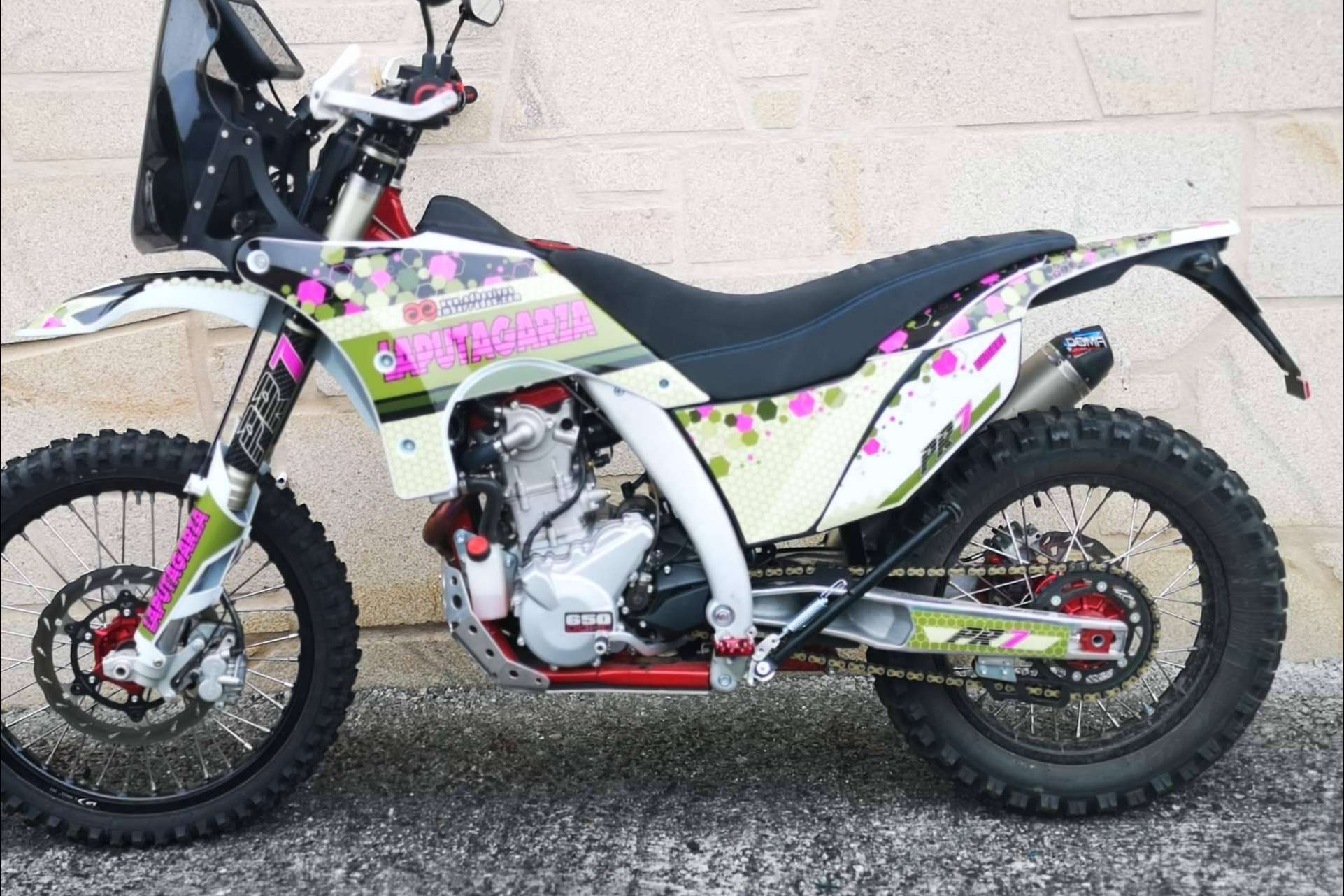 ¿Qué ofrece el amplio catálogo de pegatinas para moto personalizadas de ADHESIVOSEMBARRADOS?