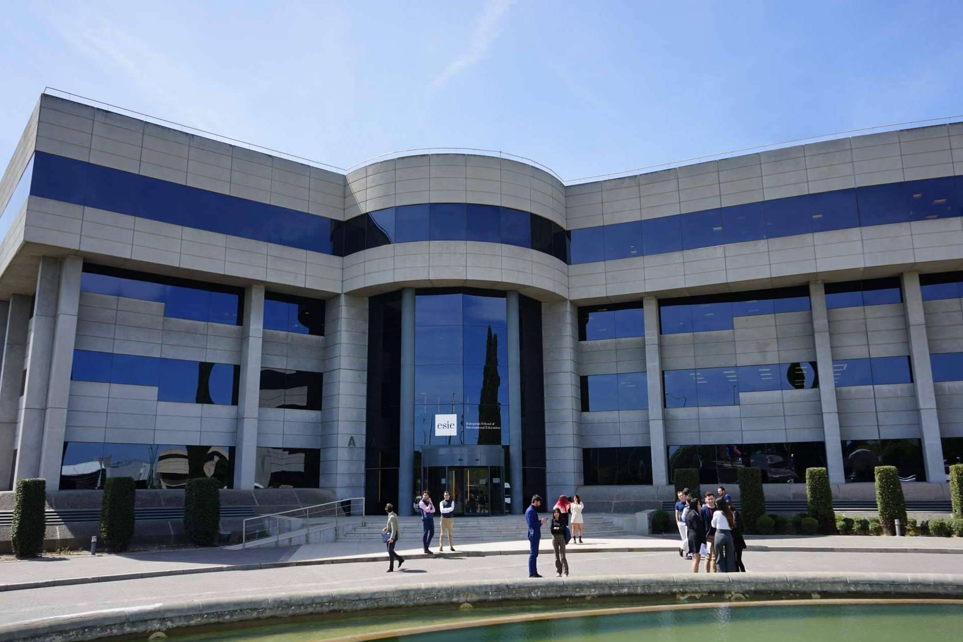 Programa de becas de la escuela de negocios ESIE para fomentar el talento y el liderazgo empresarial