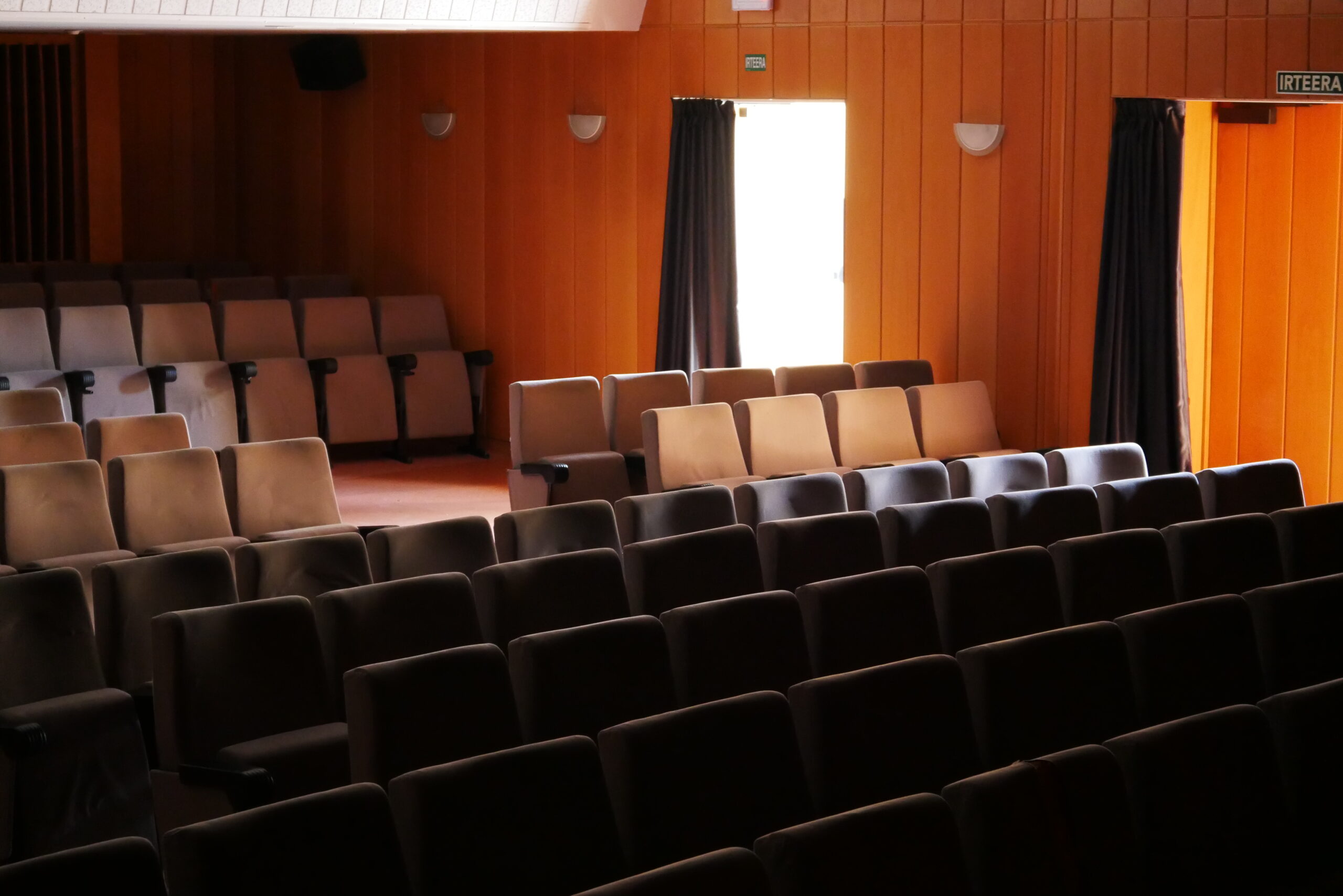 El Ayuntamiento renovará el suelo e instalará nuevas butacas en el teatro Aita Mari — Ayuntamiento de Zumaia