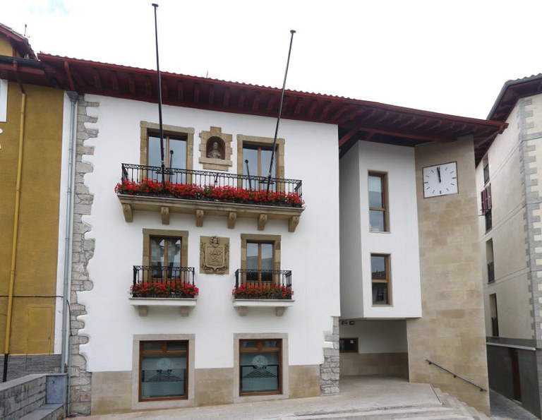Relación definitiva de admitidos/as y excluidos/as al puesto de secretario/a