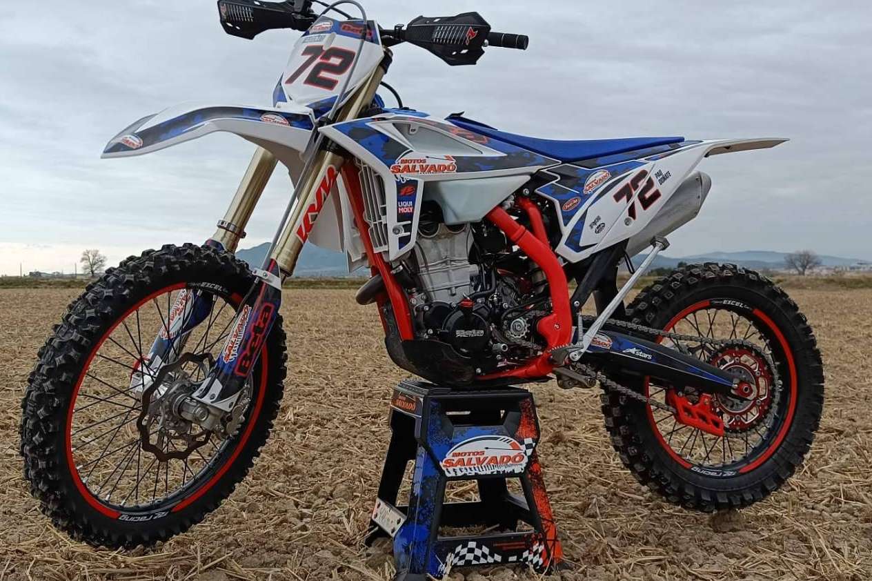 Plásticos y adhesivos para motos off road, de la mano de ADHESIVOSEMBARRADOS