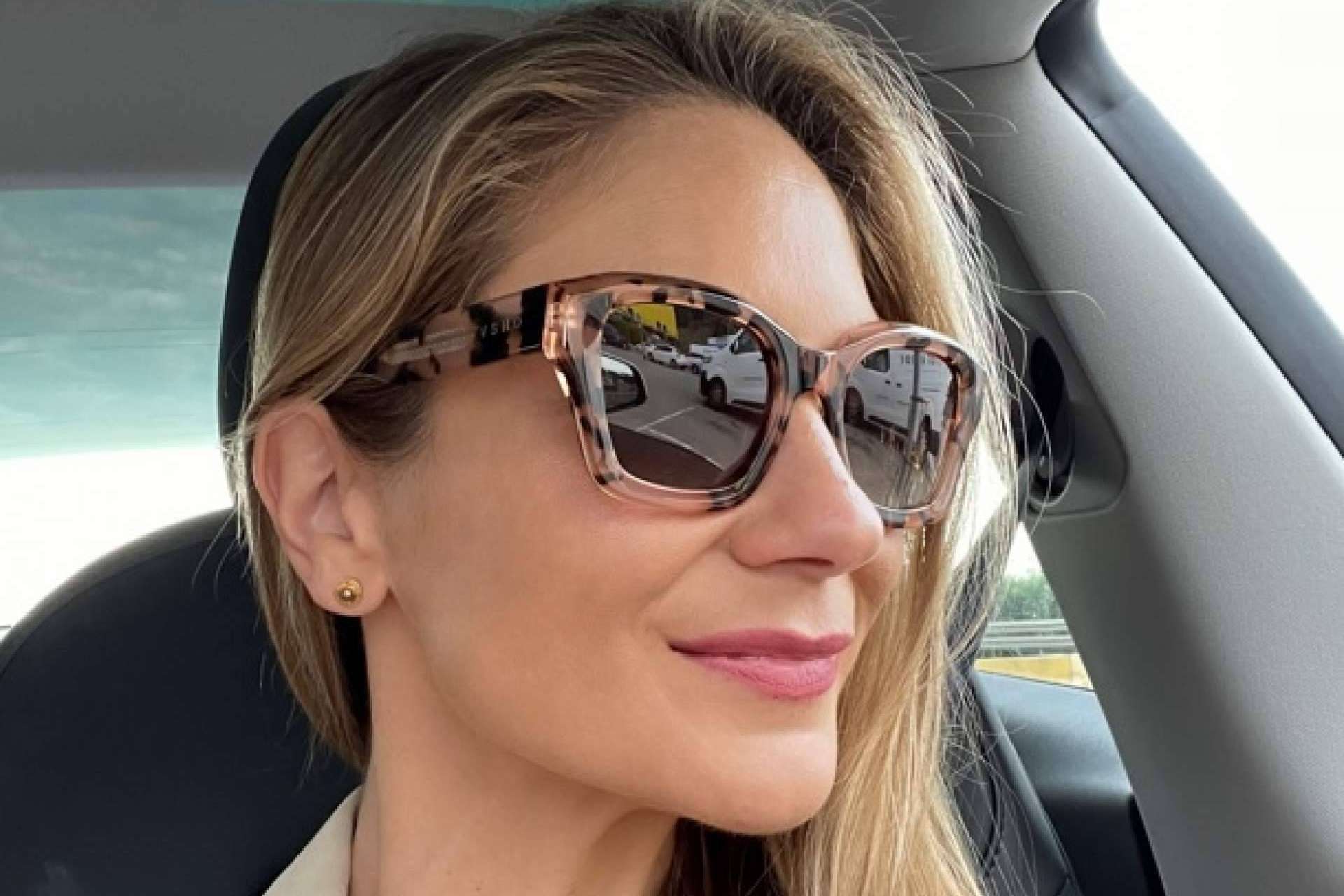 Carolina Lober y Confortauto recuerdan la importancia de las gafas de sol al volante