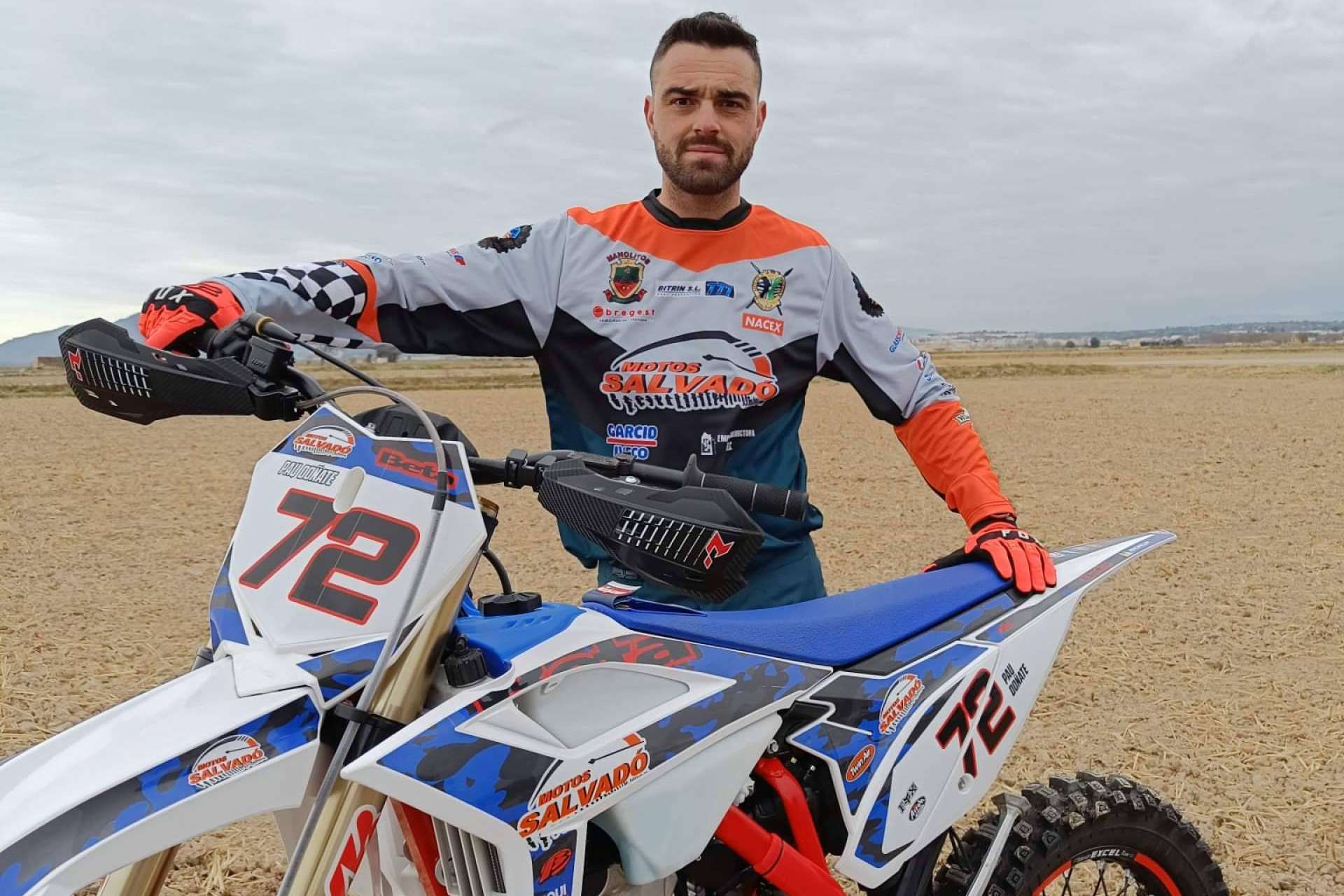 ADHESIVOSEMBARRADOS ofrece una amplia variedad de ropa off road a medida
