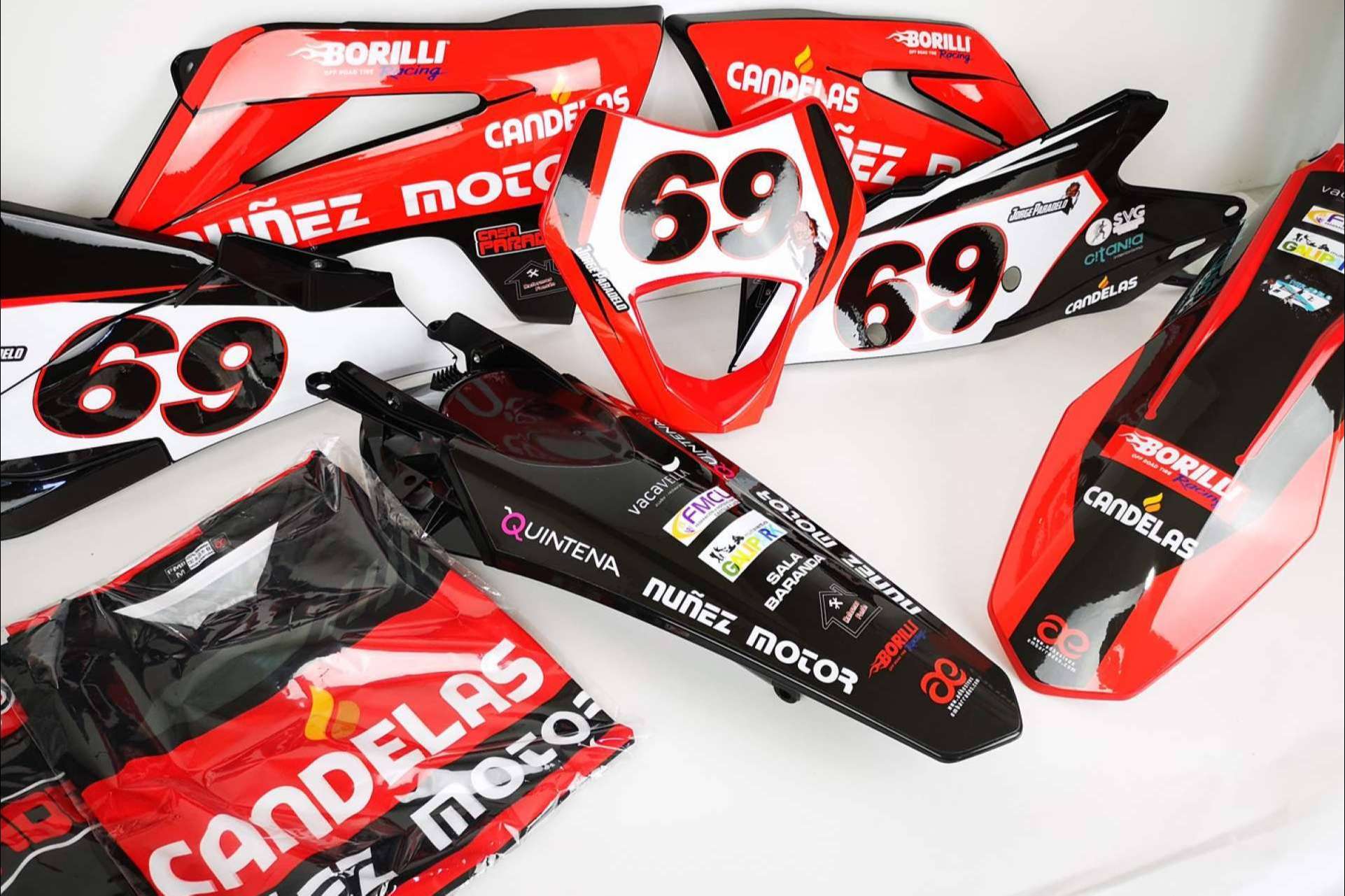 ADHESIVOSEMBARRADOS da la posibilidad de personalizar las motos off road con plásticos y adhesivos