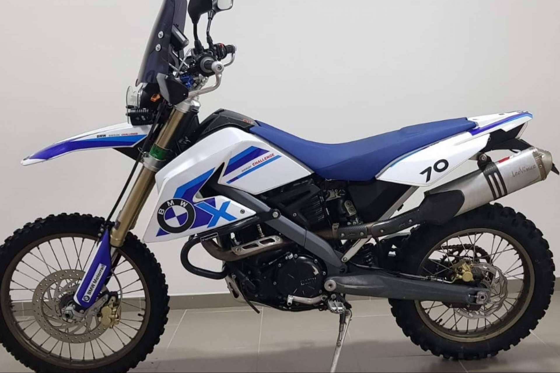 ADHESIVOSEMBARRADOS ofrece adhesivos personalizados para dar un nuevo estilo a la moto