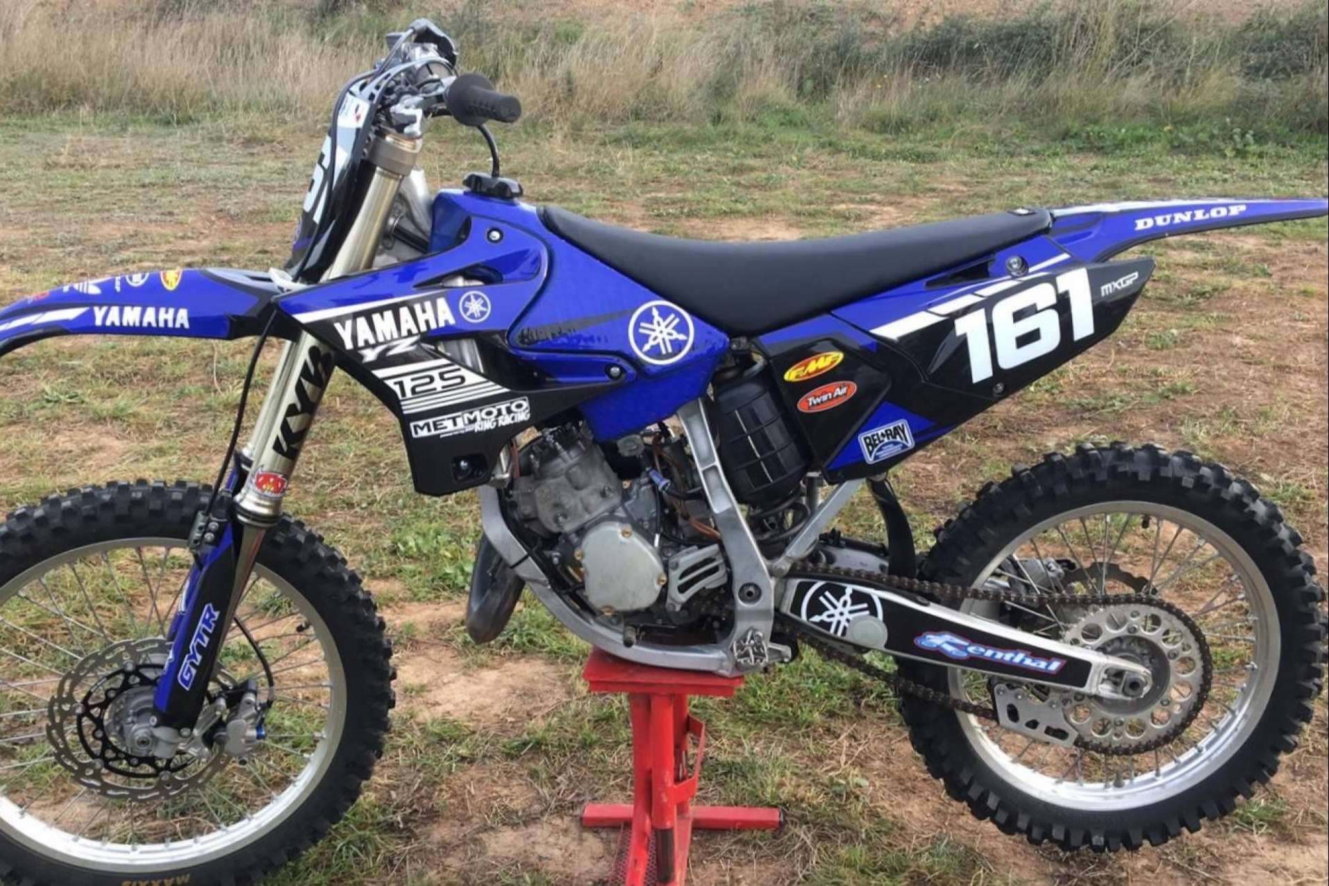 La tienda ADHESIVOSEMBARRADOS ofrece una amplia variedad de opciones en plásticos y adhesivos para motos de cross y enduro