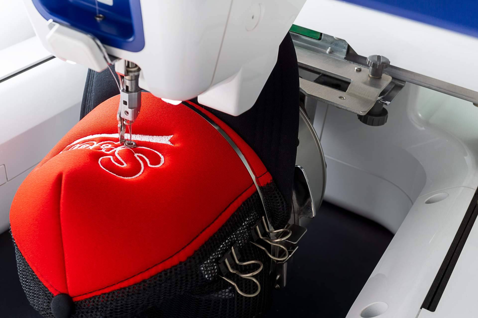 Los parches bordados son perfectos para personalizar los uniformes de empresas y la equipación deportiva, por LT Distribuidora