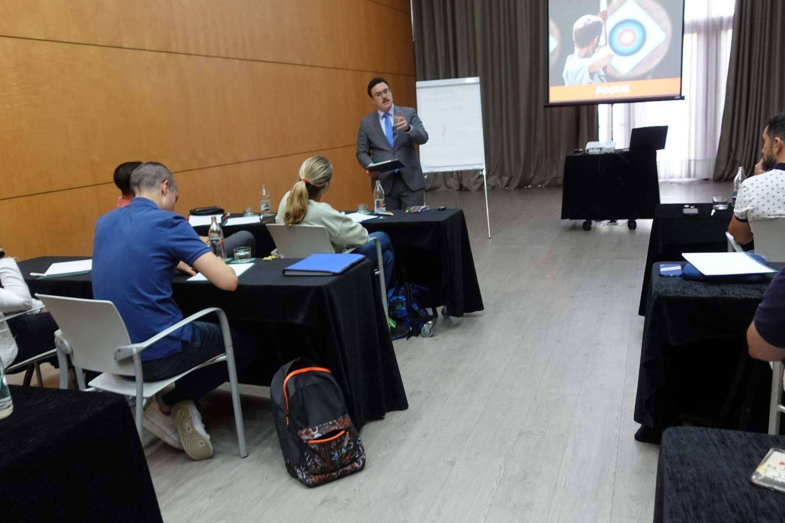 Aprender a hablar en público con seguridad y sin miedos, de la mano de Fernando Miralles