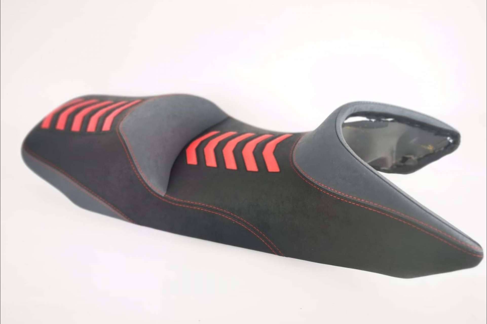 Personalización del asiento de moto para mejorar la experiencia en la carretera, con JM-FUNDAS