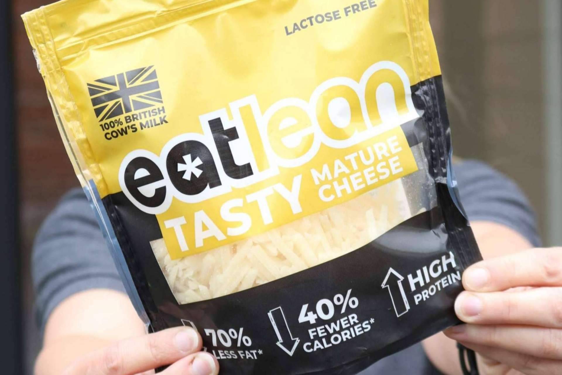 El queso curado rallado de Eatlean se realiza con una nueva receta alta en proteínas, sin lactosa y baja en grasas y en calorías