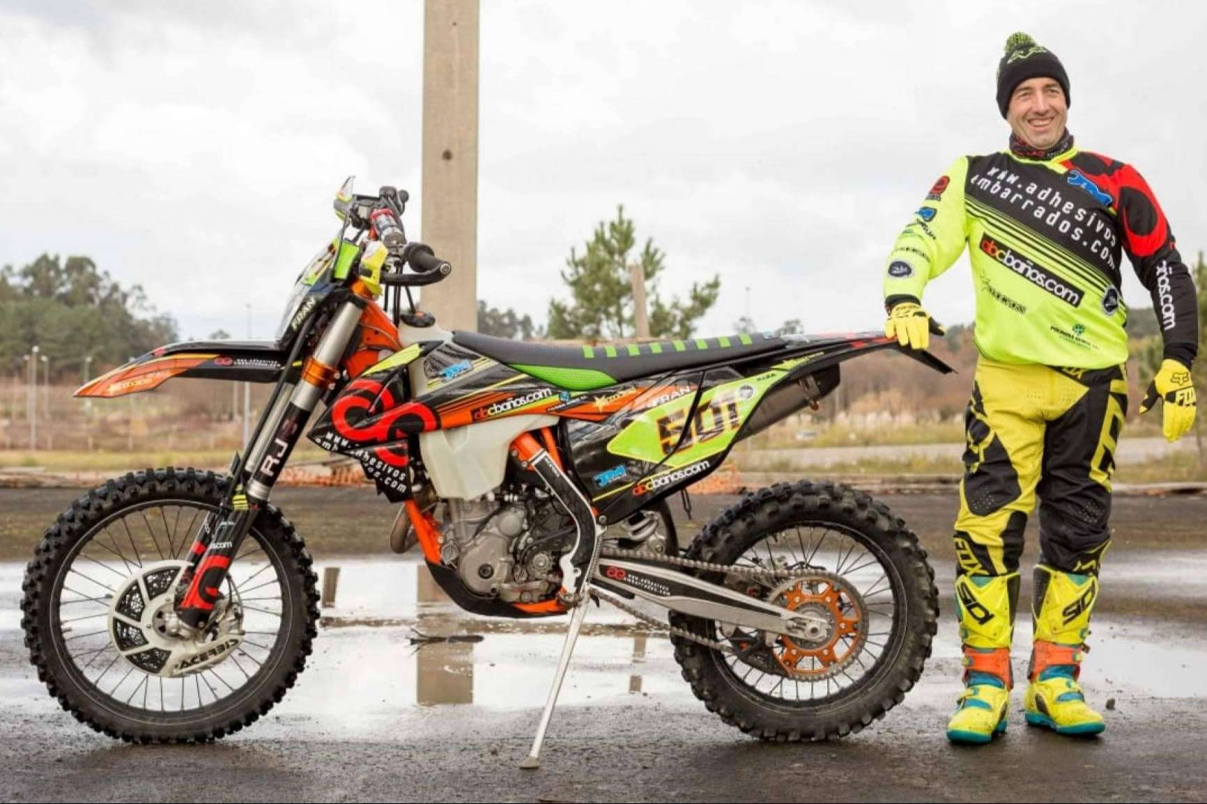 Las opciones de pegatinas para moto personalizada con ADHESIVOSEMBARRADOS