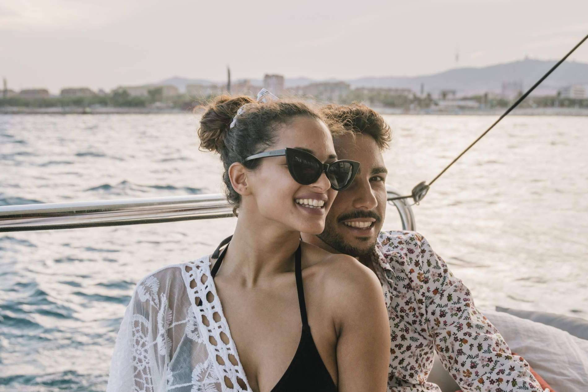 Sondevela ofrece una navegación exclusiva en Barcelona, uno de los mejores regalos para San Valentín