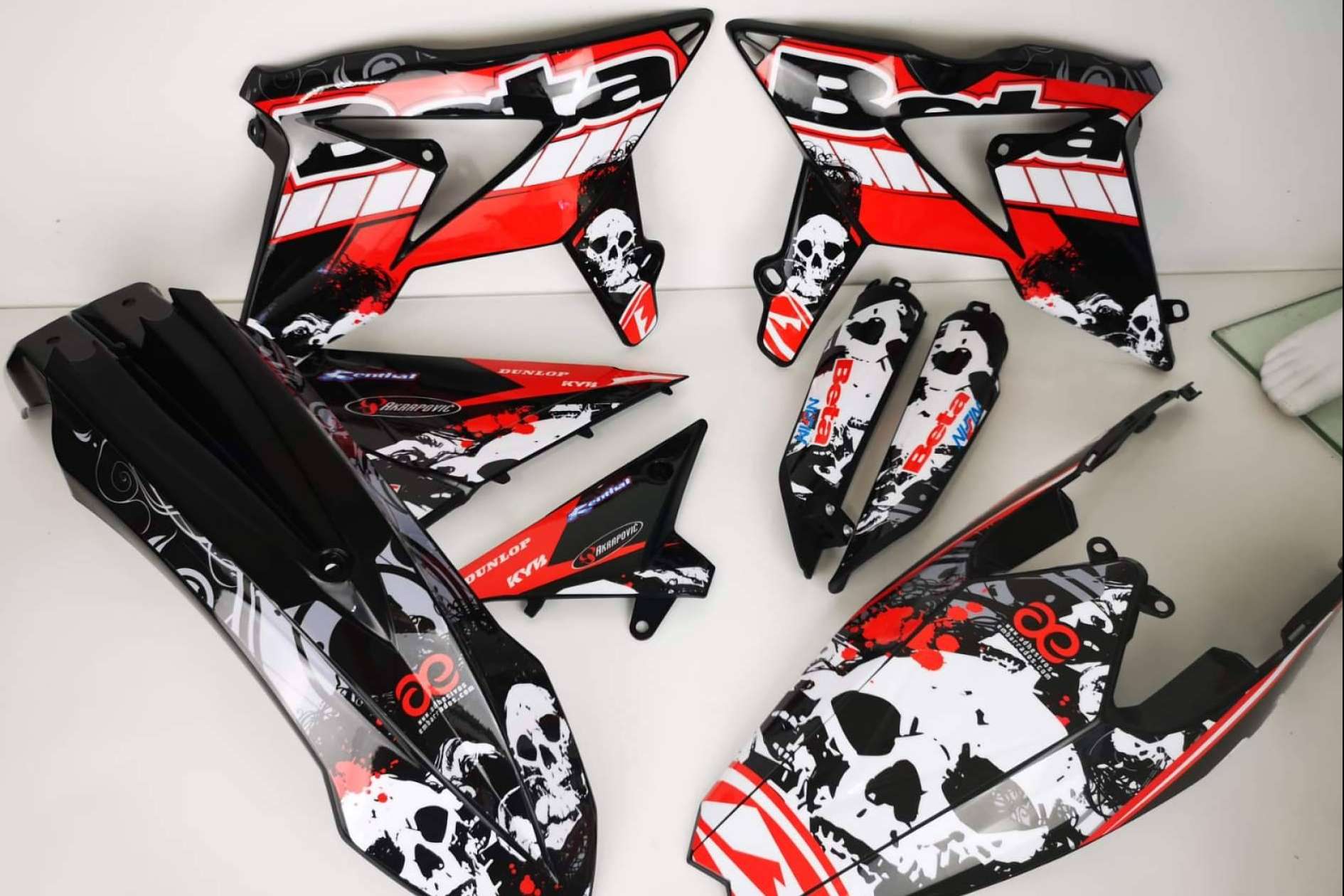 ADHESIVOSEMBARRADOS y sus pegatinas para moto personalizadas
