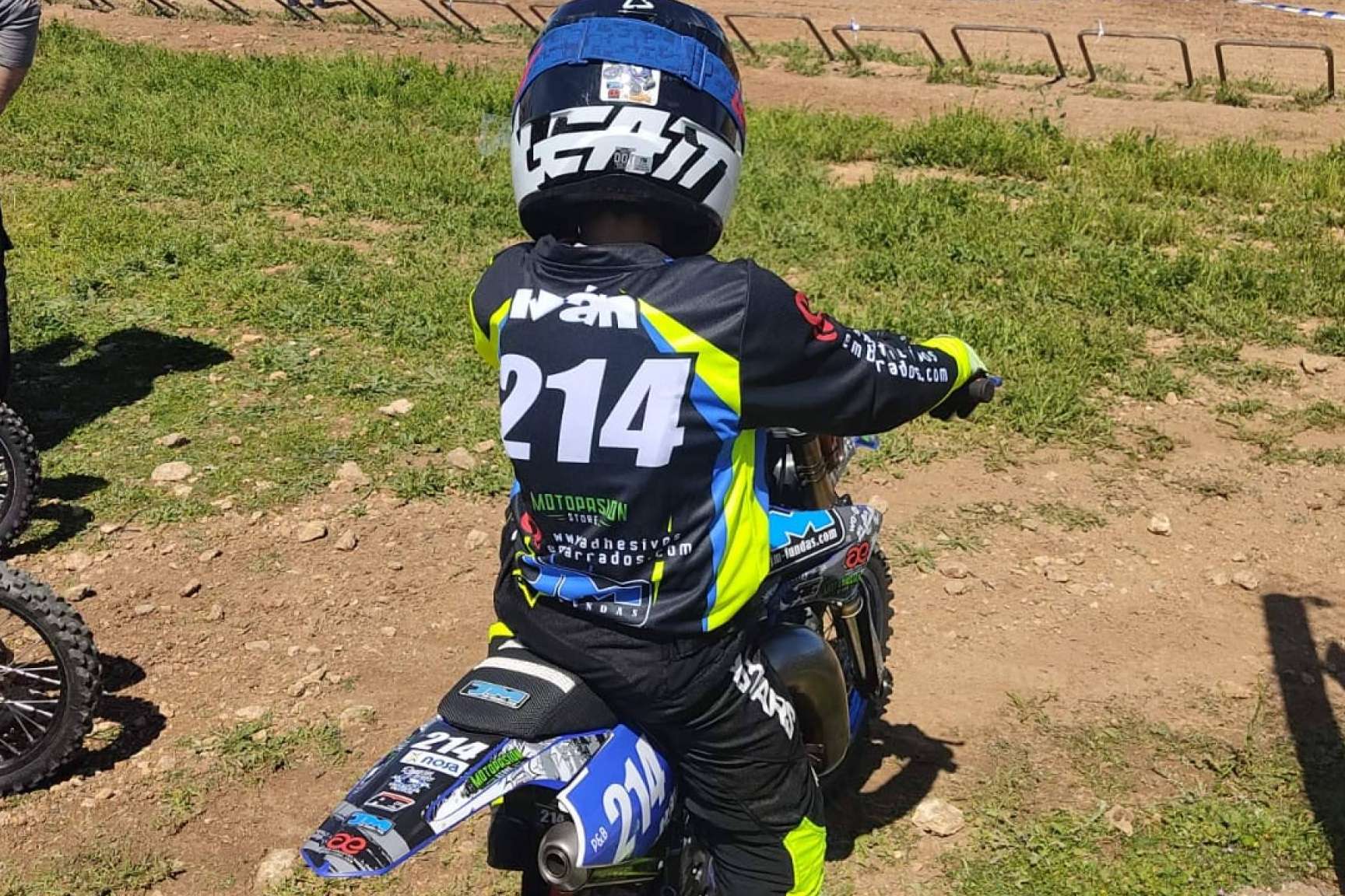 ADHESIVOSEMBARRADOS y su servicio de personalización de equipación offroad