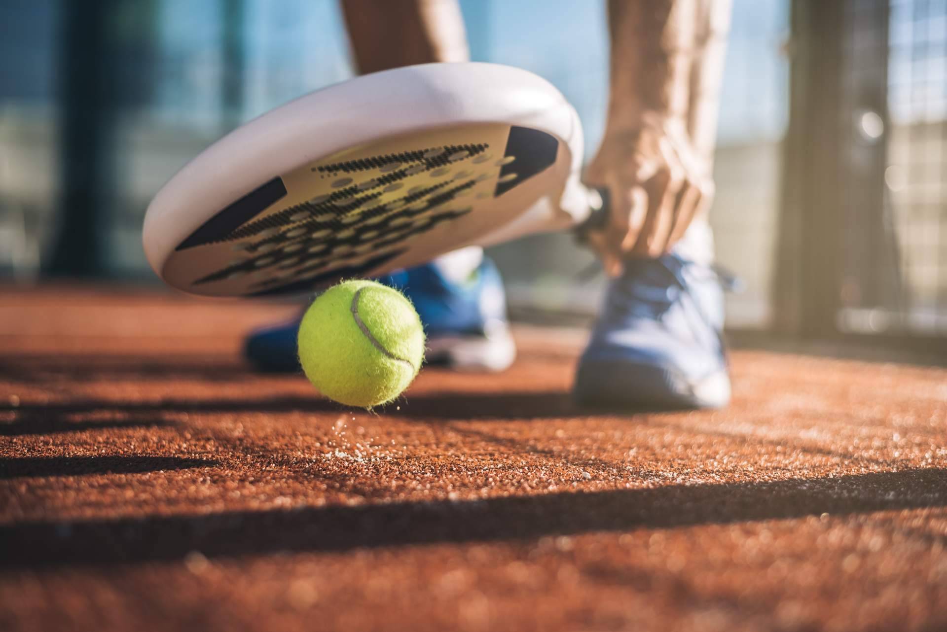 Jugar al pádel con una pelota en buen estado mejora la experiencia y evita lesiones