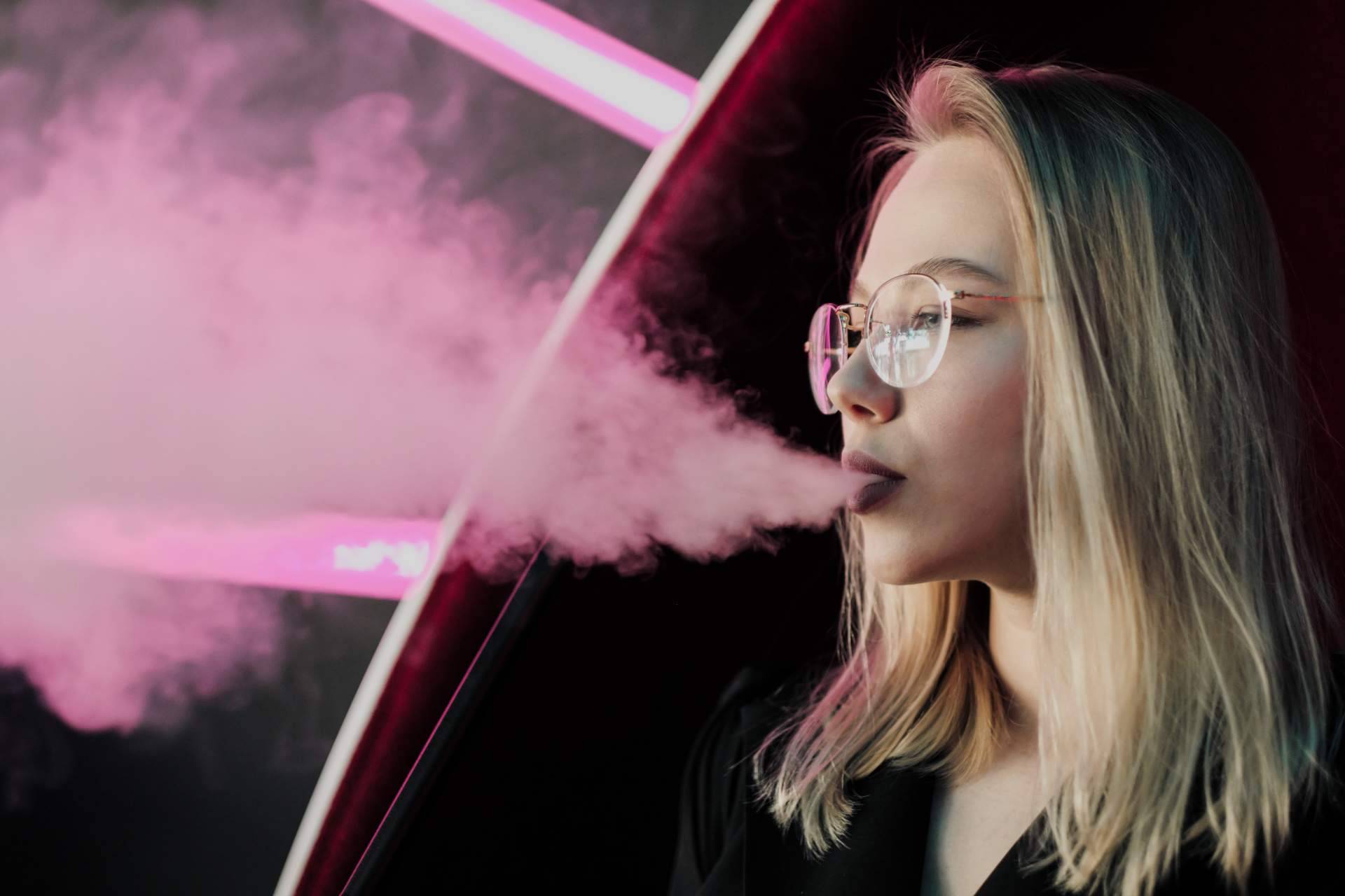 La vitrina de VitalCigar, varios modelos y marcas de vapers sin nicotina