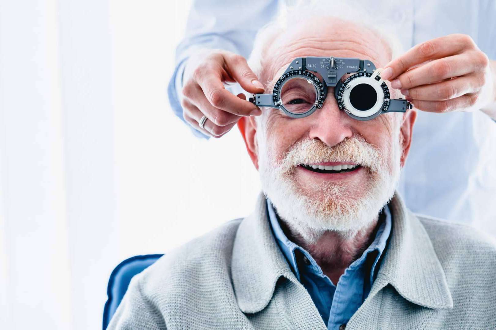 El empleo de lentes intraoculares para tratar las cataratas