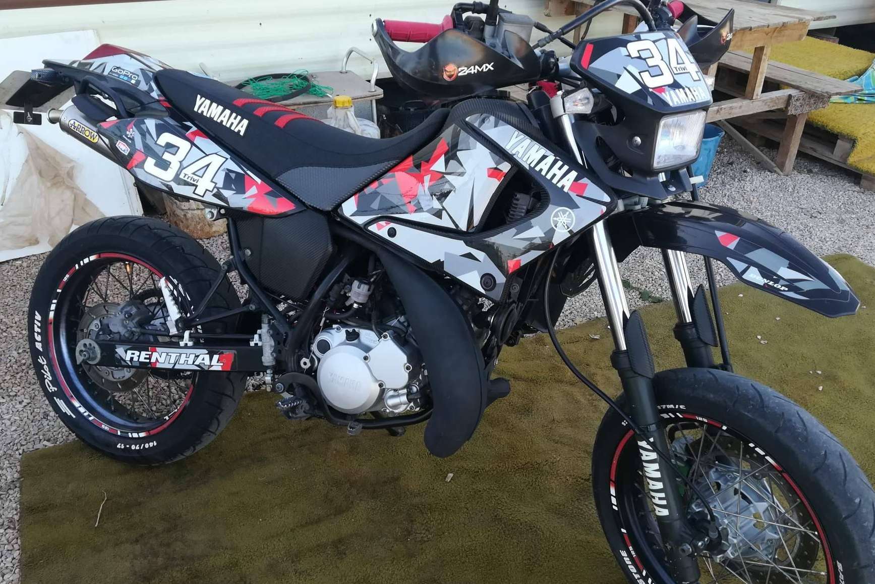 ADHESIVOSEMBARRADOS presenta su gran variedad de pegatinas de moto