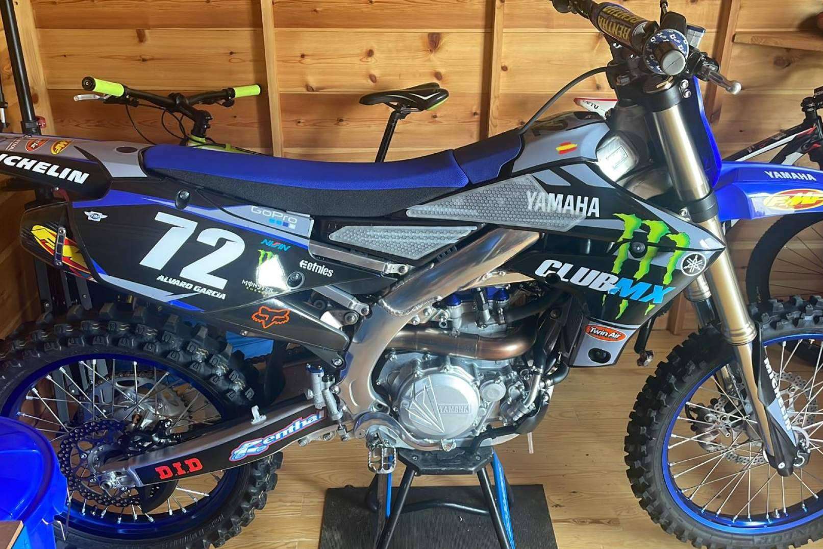 Los adhesivos personalizados para motos de ADHESIVOSSEMBARRADOS