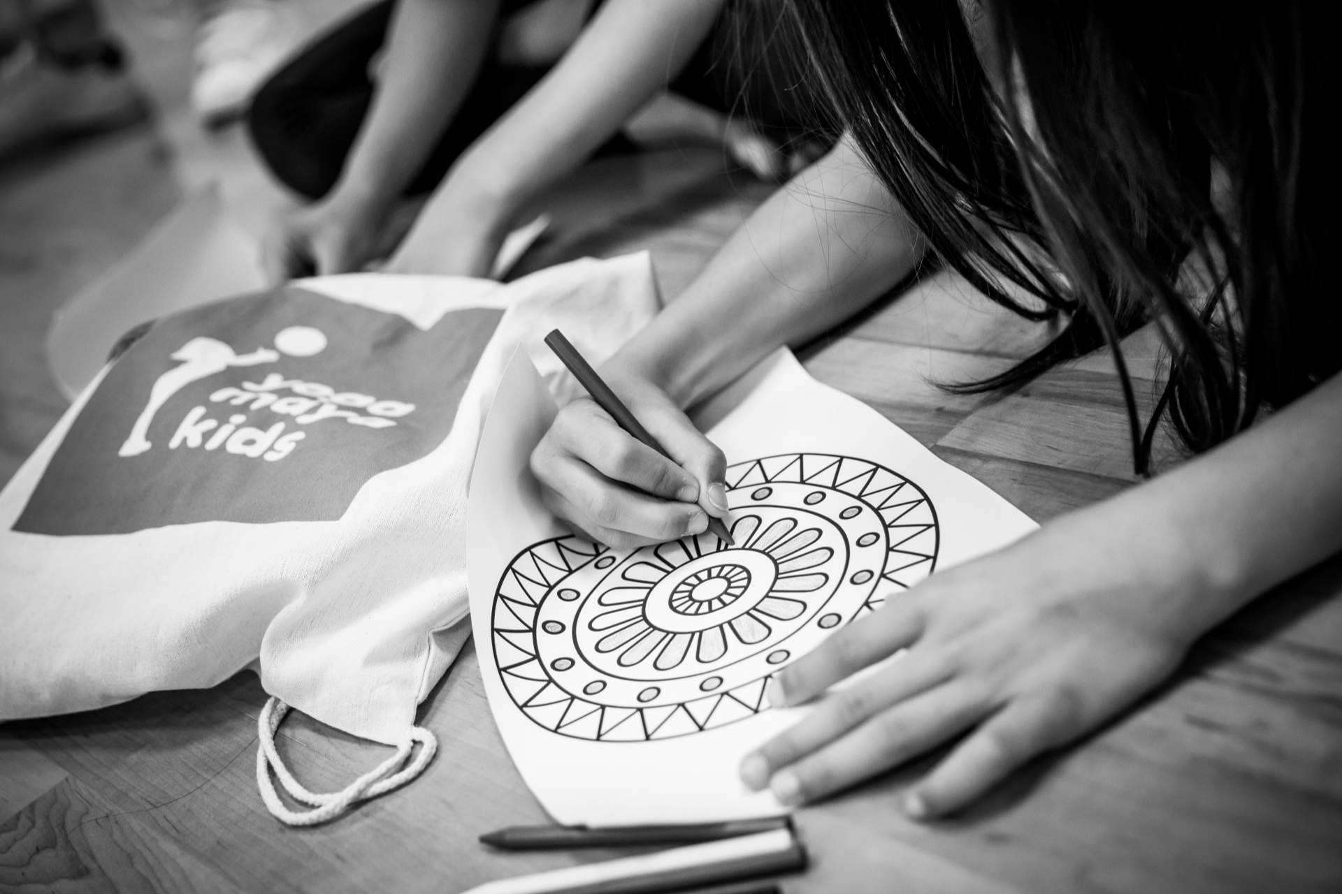 Cuáles son los beneficios de implementar la práctica del yoga en las escuelas