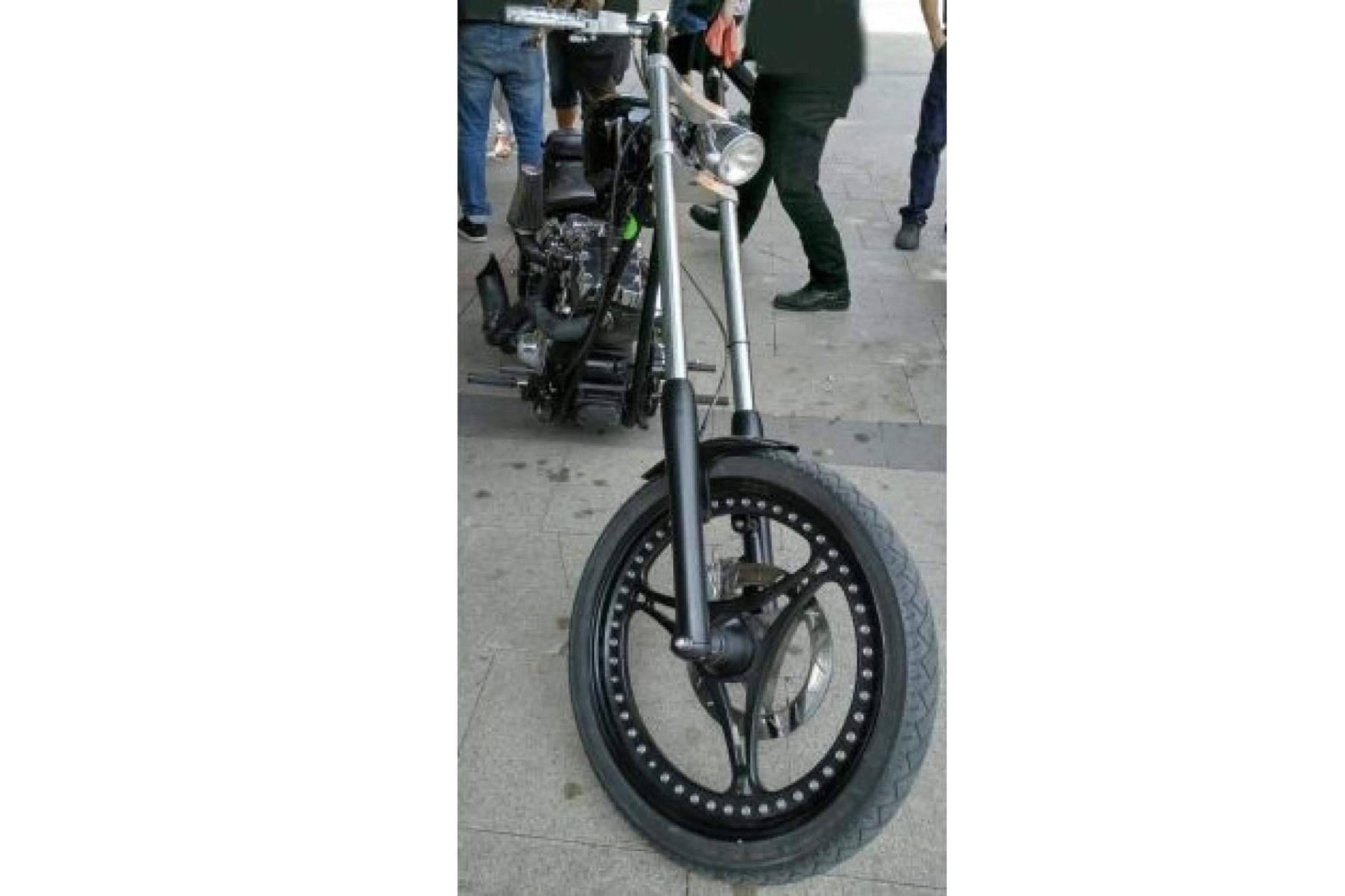 Eactivos.com subasta la motocicleta que empleó la artista colombiana de moda en uno de sus videoclips
