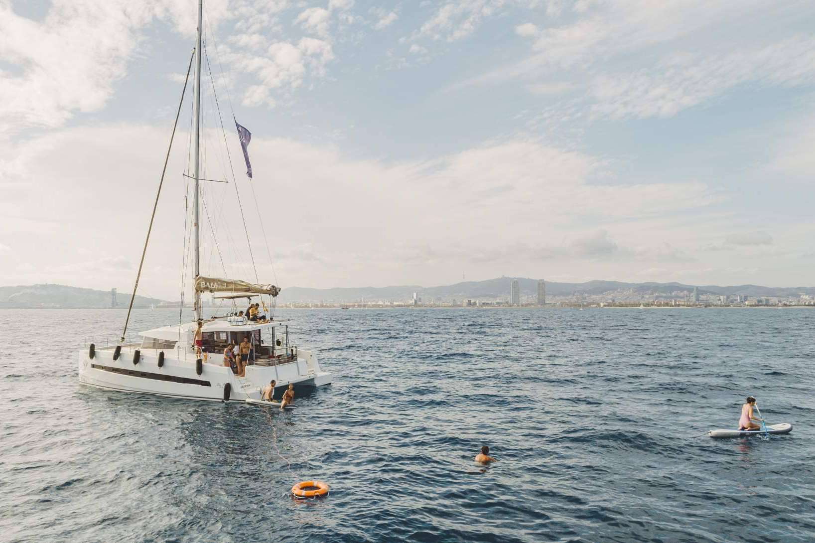 Experiencias exclusivas en catamaranes en Barcelona, por Sondevela