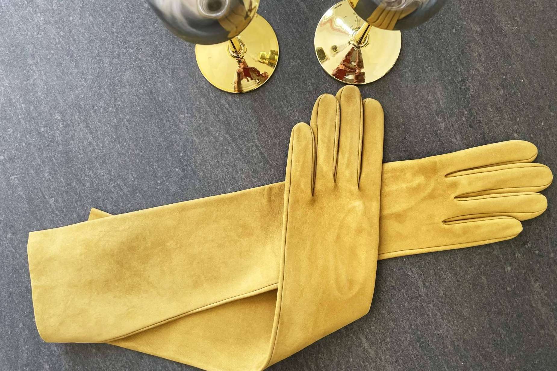 Santacana y sus diseños de guantes de ceremonia
