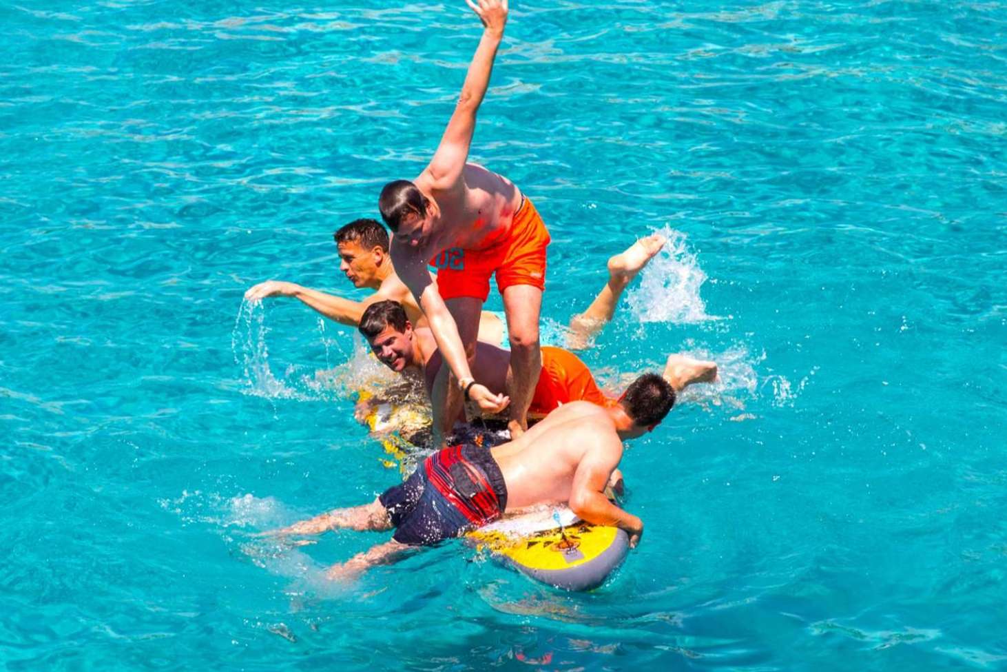 Reservar un crucero por Ibiza para explorar las calas de la isla
