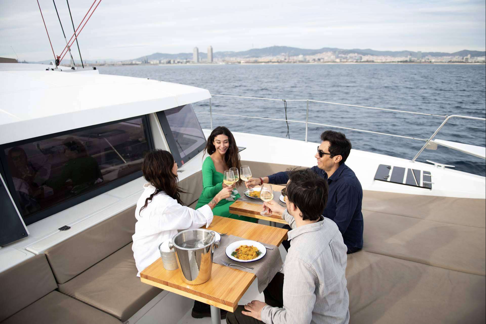 Disfrutar de la comida española más conocida a bordo de un barco en la costa de Barcelona, con Sondevela