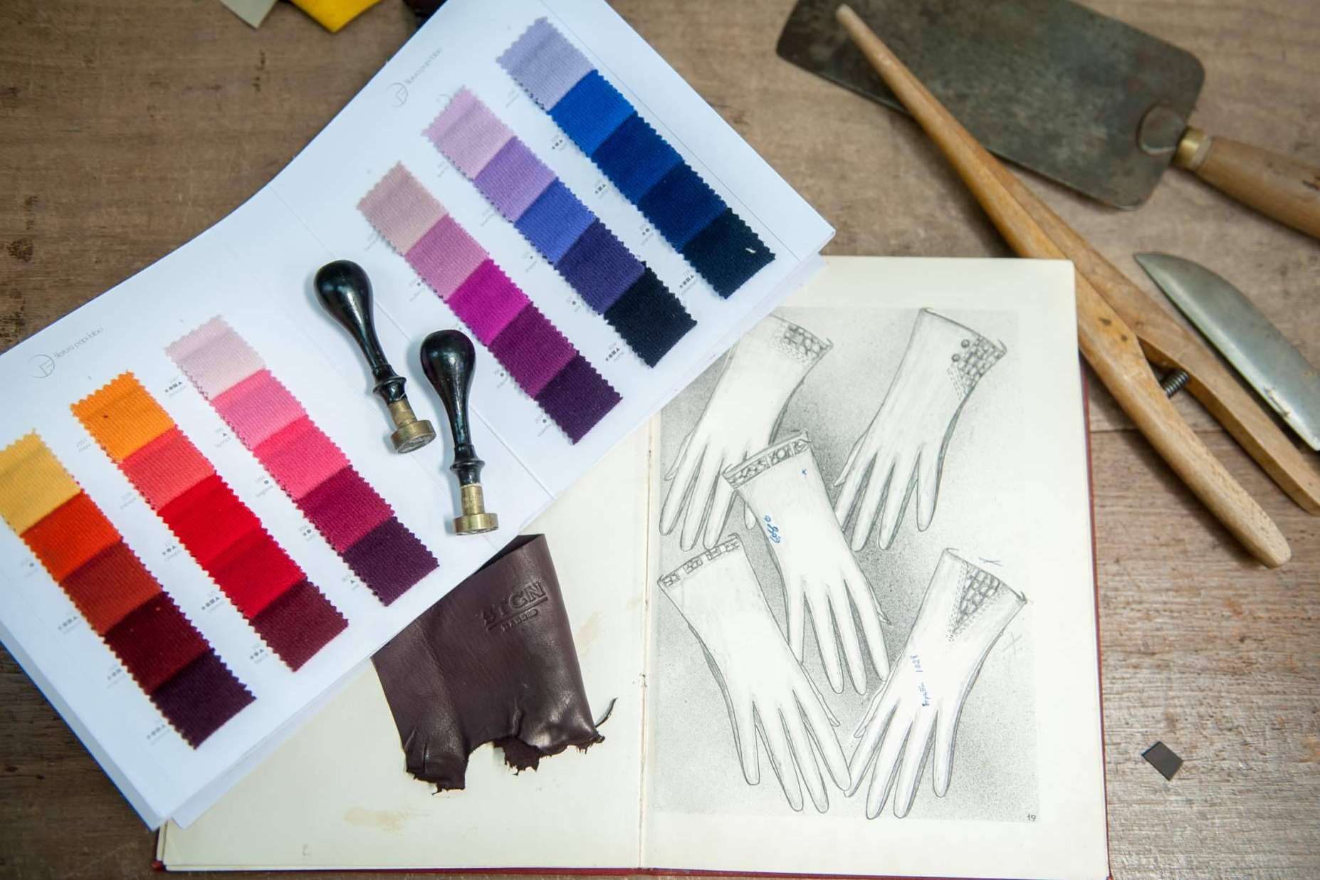 ¿De dónde son los guantes que aparecen en famosas revistas de moda?