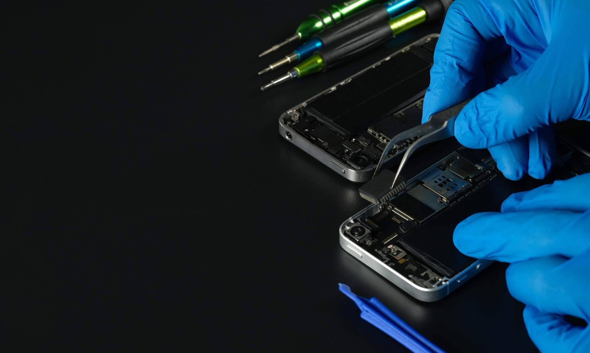 Mundo del Móvil lleva a cabo la reparación de placa base de iPhone mojado