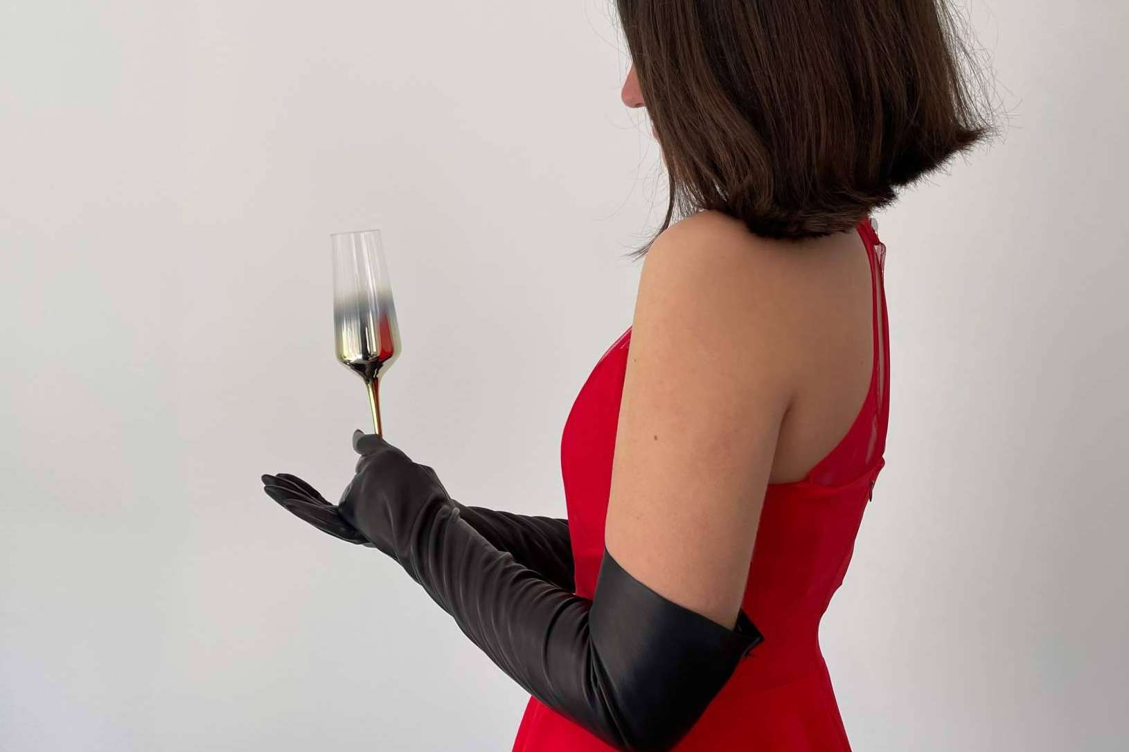 Santacana, el arte de la elegancia en guantes largos para asistir a eventos especiales