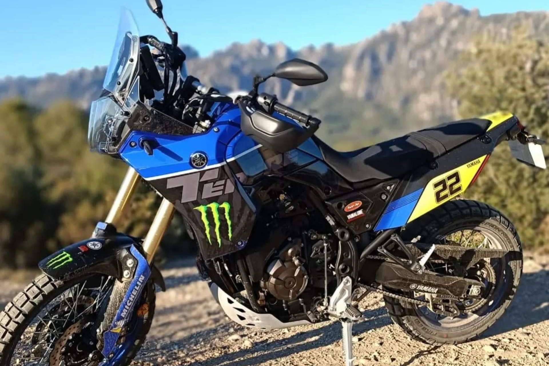 Personalizar la moto con pegatinas económicas y resistentes de ADHESIVOSEMBARRADOS