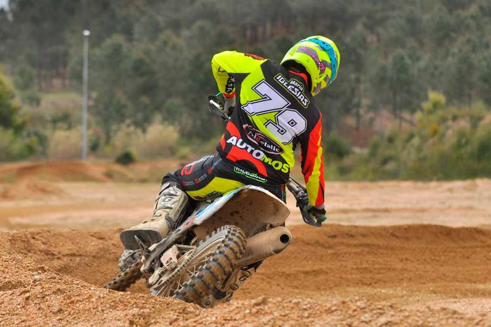 La tienda especializada en equipamiento personalizado de motocross y enduro, ADHESIVOSEMBARRADOS