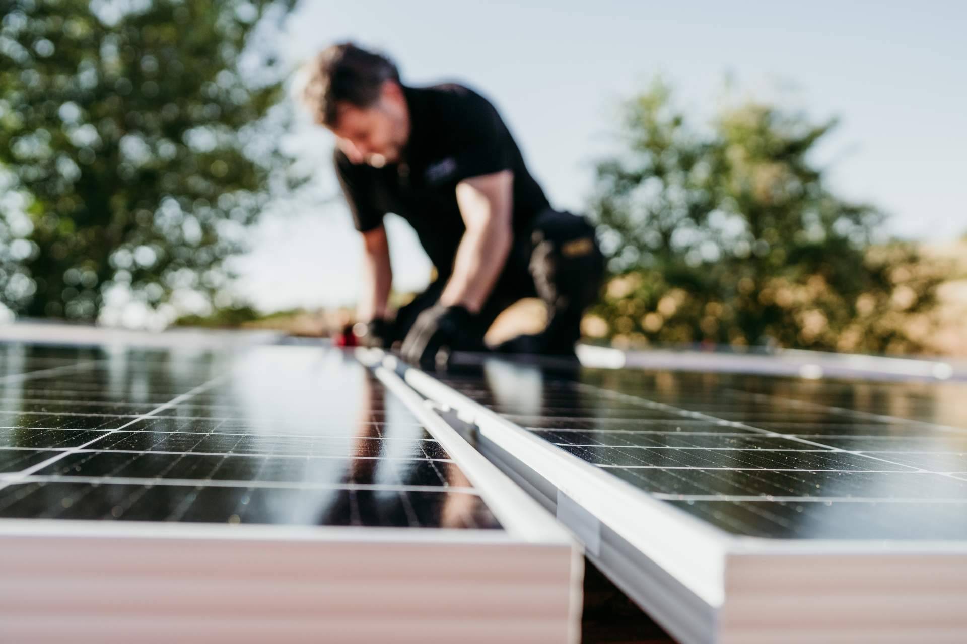 Creación de comunidades energéticas para instituciones públicas y empresas, de la mano de Senda