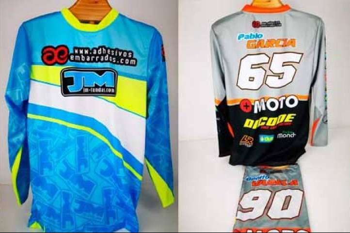 Descubrir la pasión del motocross con la exclusiva línea de ropa personalizada de ADHESIVOSEMBARRADOS