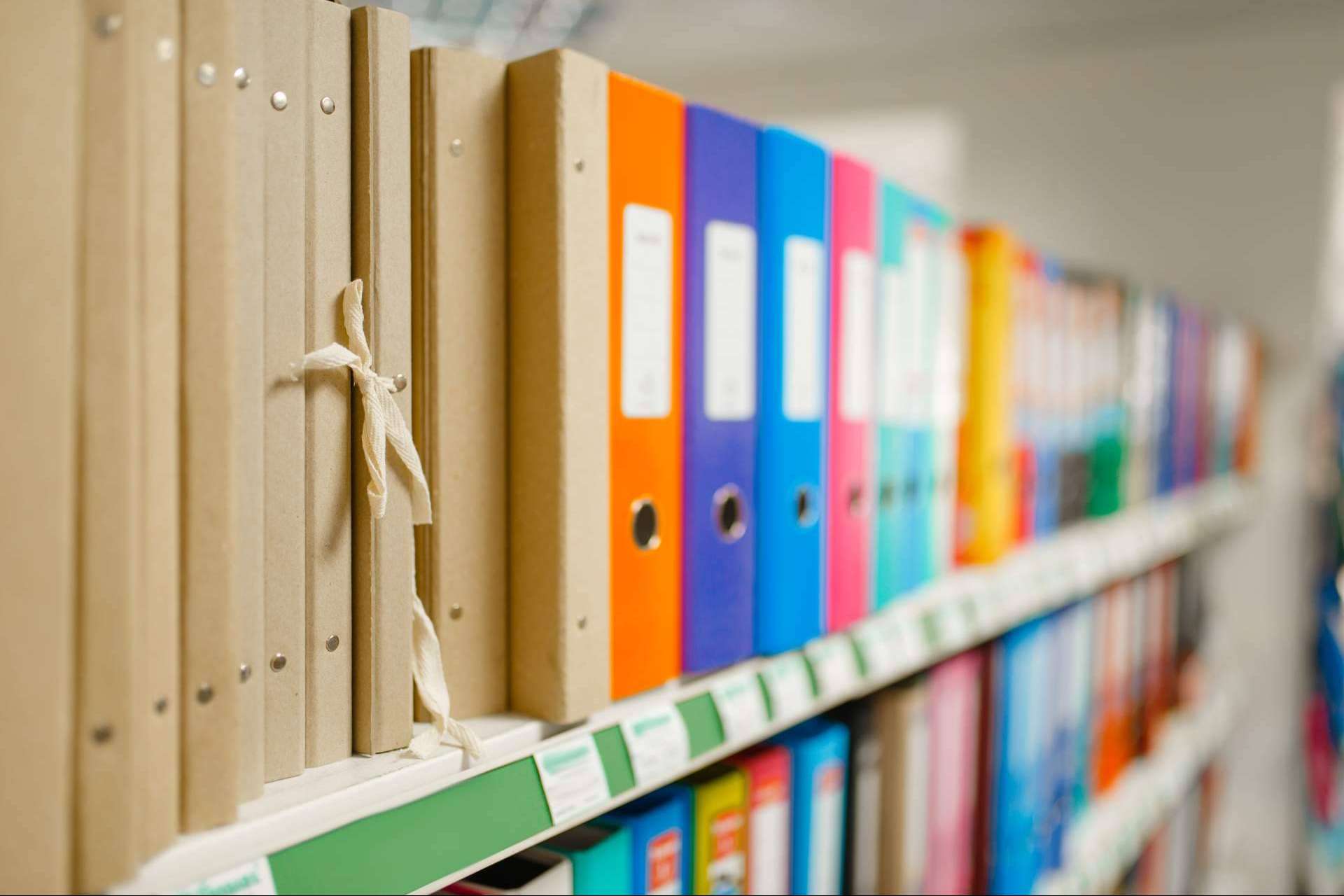 Subasta en eactivos.com; material escolar, mobiliario, maquinaria y diseños de Busquets