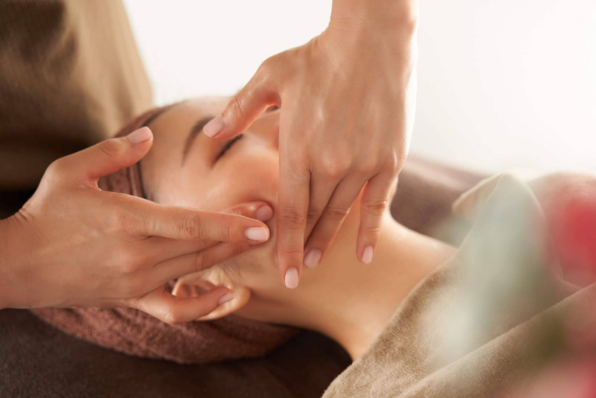 ¿Qué es y cuáles son los beneficios del masaje facial japonés?, con LINCKIA Cadaqués