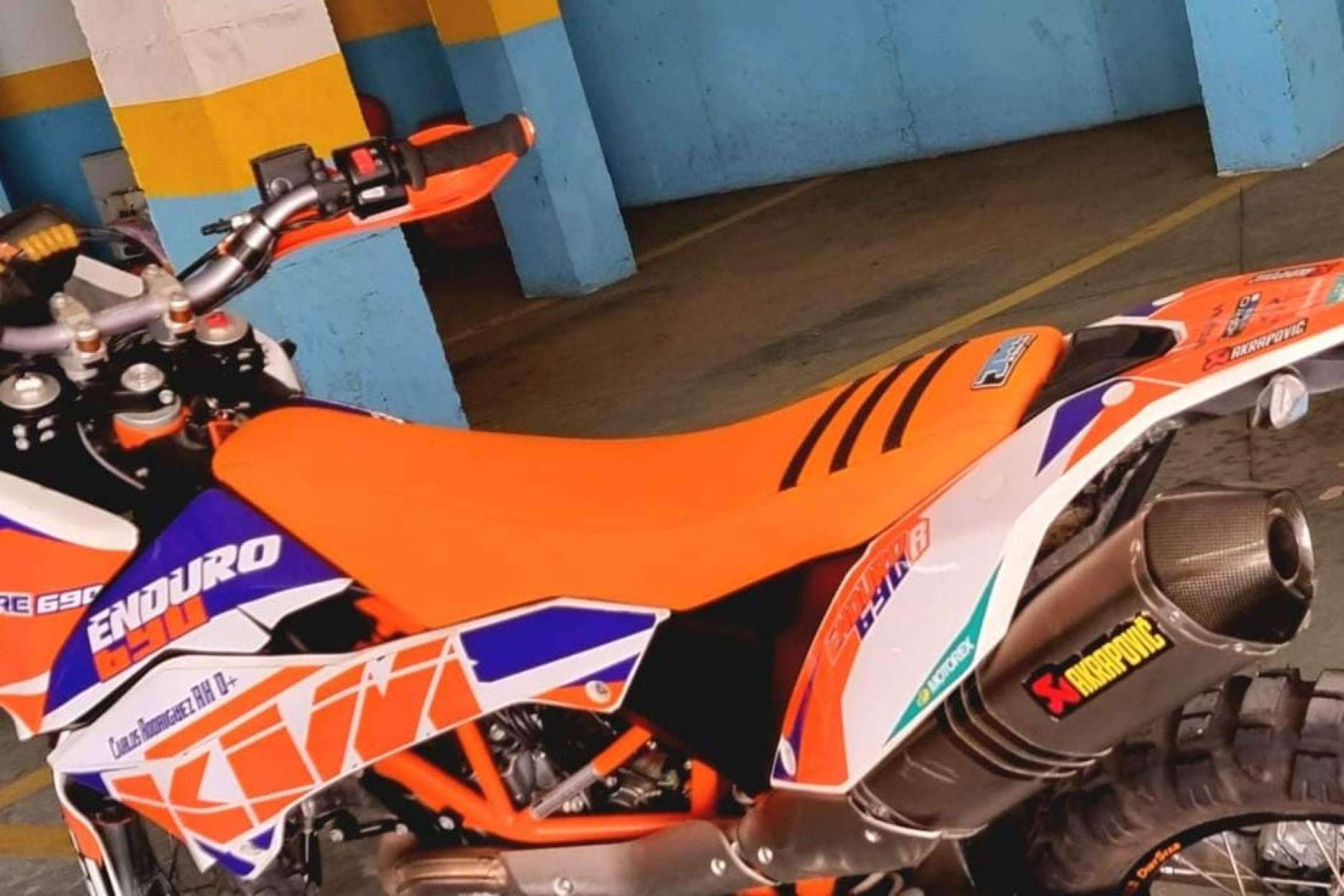 Potenciar la estética y proteger la moto con las pegatinas de ADHESIVOSEMBARRADOS