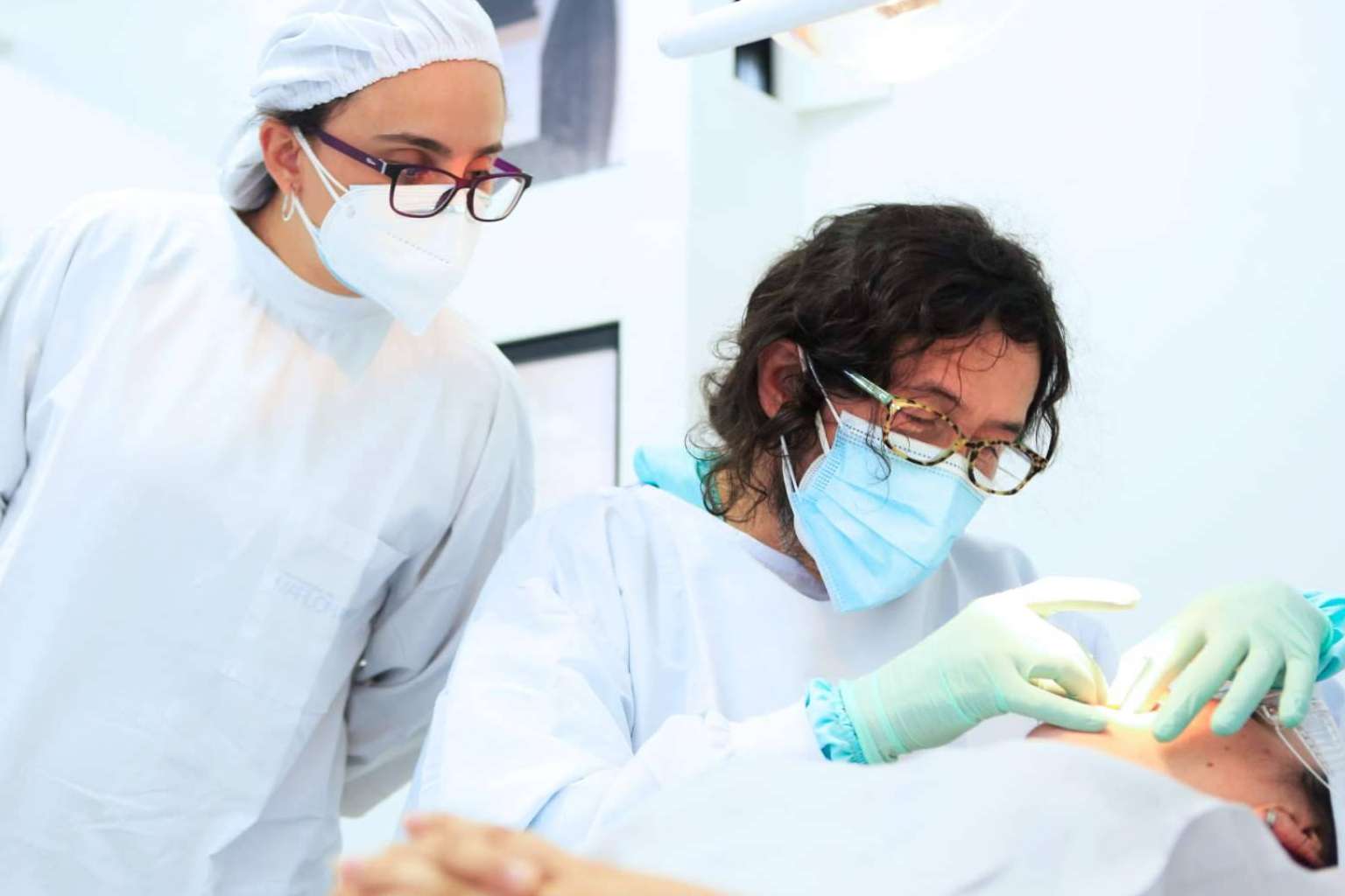 ¿Cómo recuperar la sonrisa y funcionalidad? Los implantes dentales de Odontología de Marlon Becerra