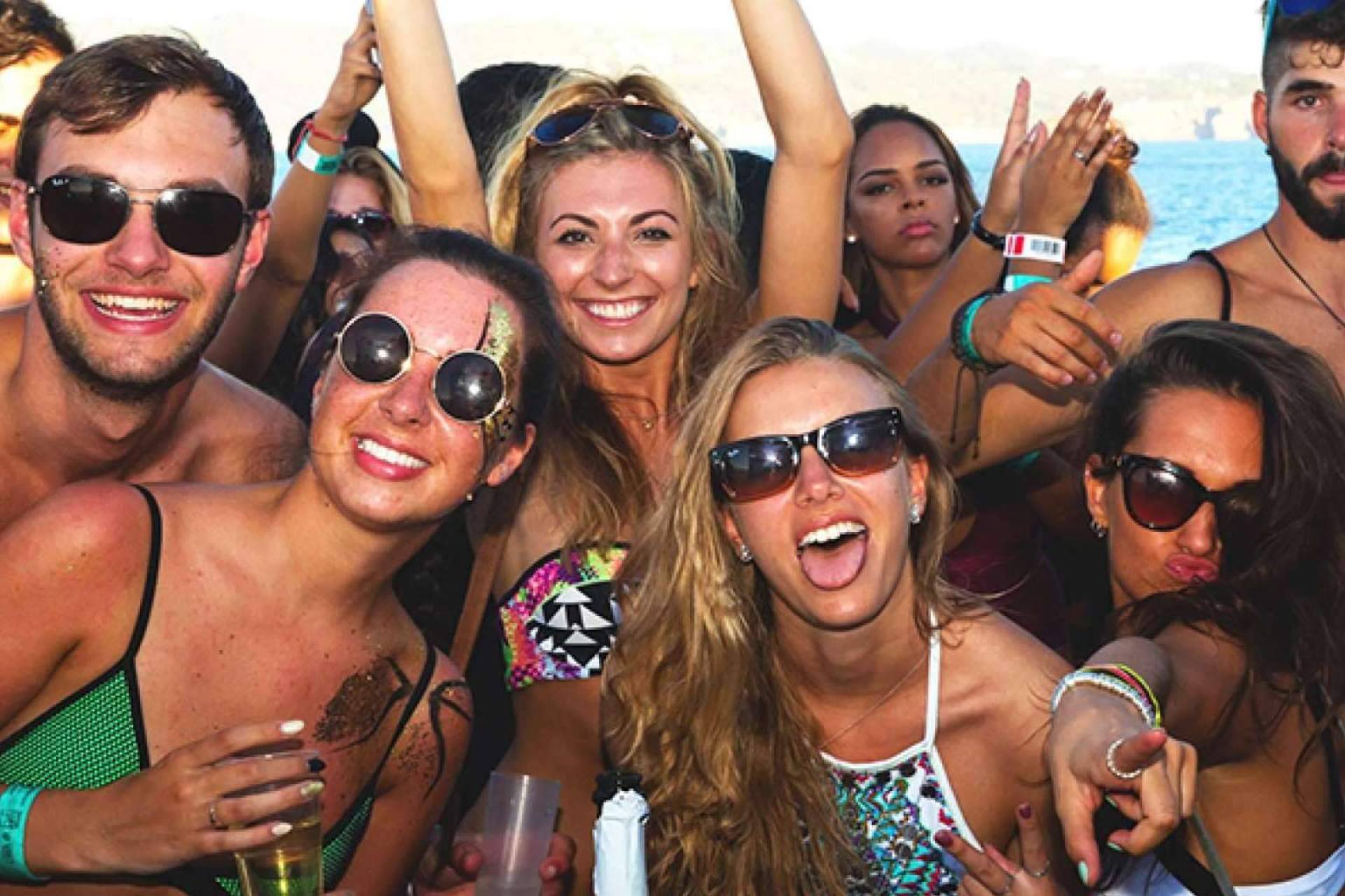 Disfrutar de una Ibiza boat party con Float Your Boat