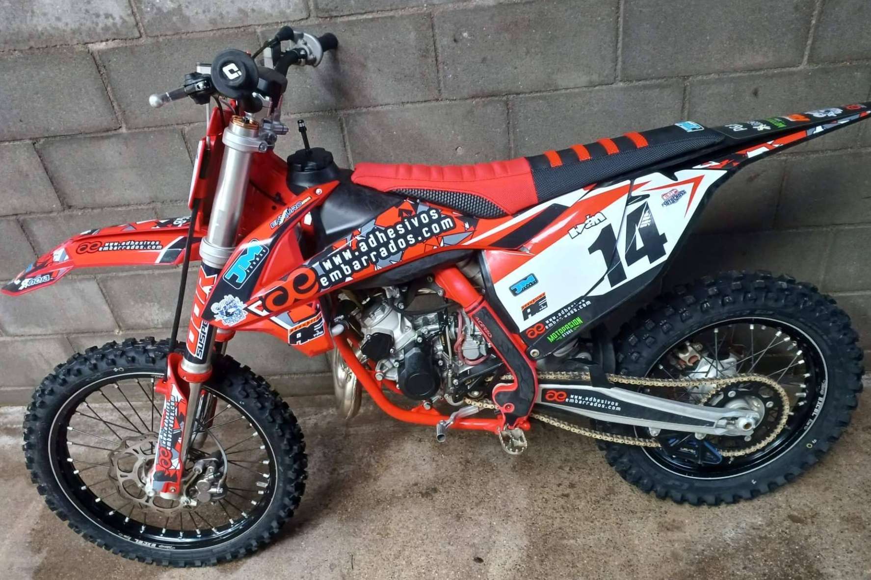 ADHESIVOSEMBARRADOS y sus opciones de adhesivos personalizados para motos de motocross