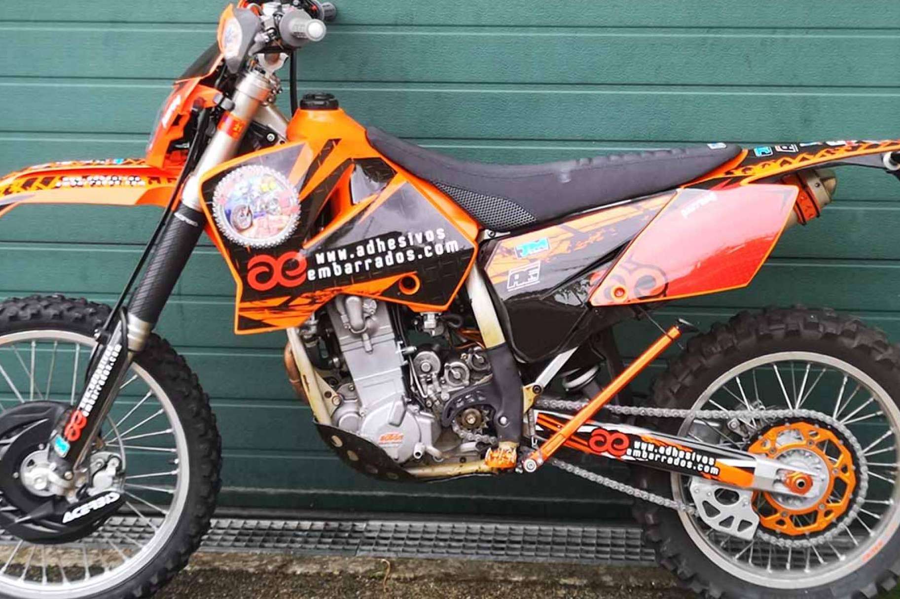 ADHESIVOSEMBARRADOS ofrece adhesivos holográficos para motos offroad